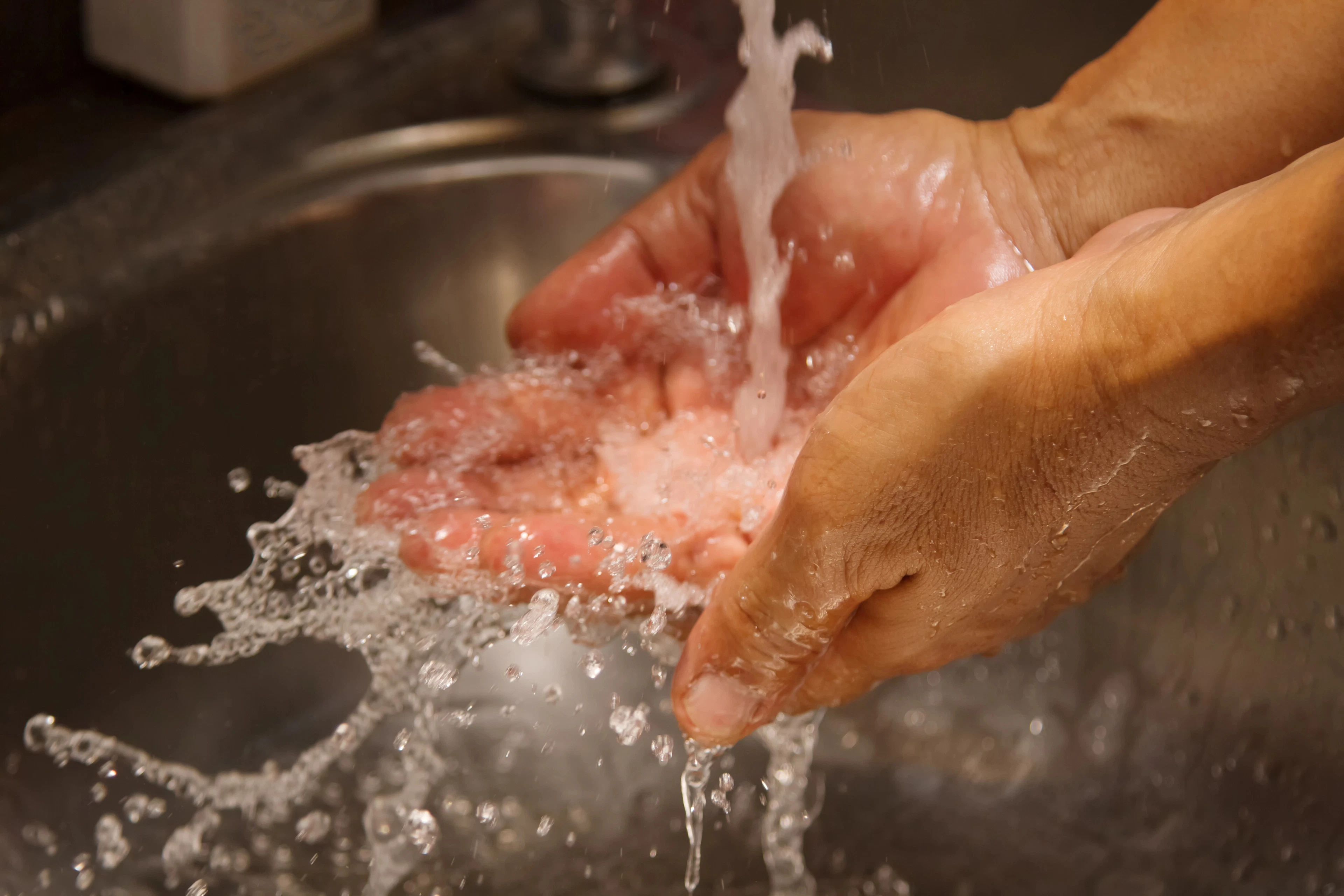 L'infection intestinale de quelque 1500 personnes a été causée probablement par la présence d'eau contaminée d'une rivière dans le système d'eau potable.
