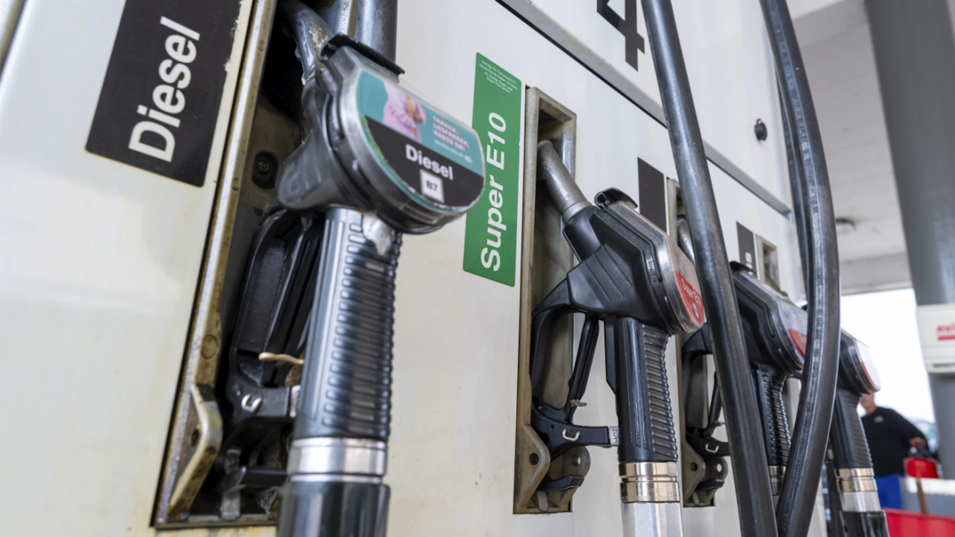 I prezzi della benzina e del diesel continuano a salire in Svizzera