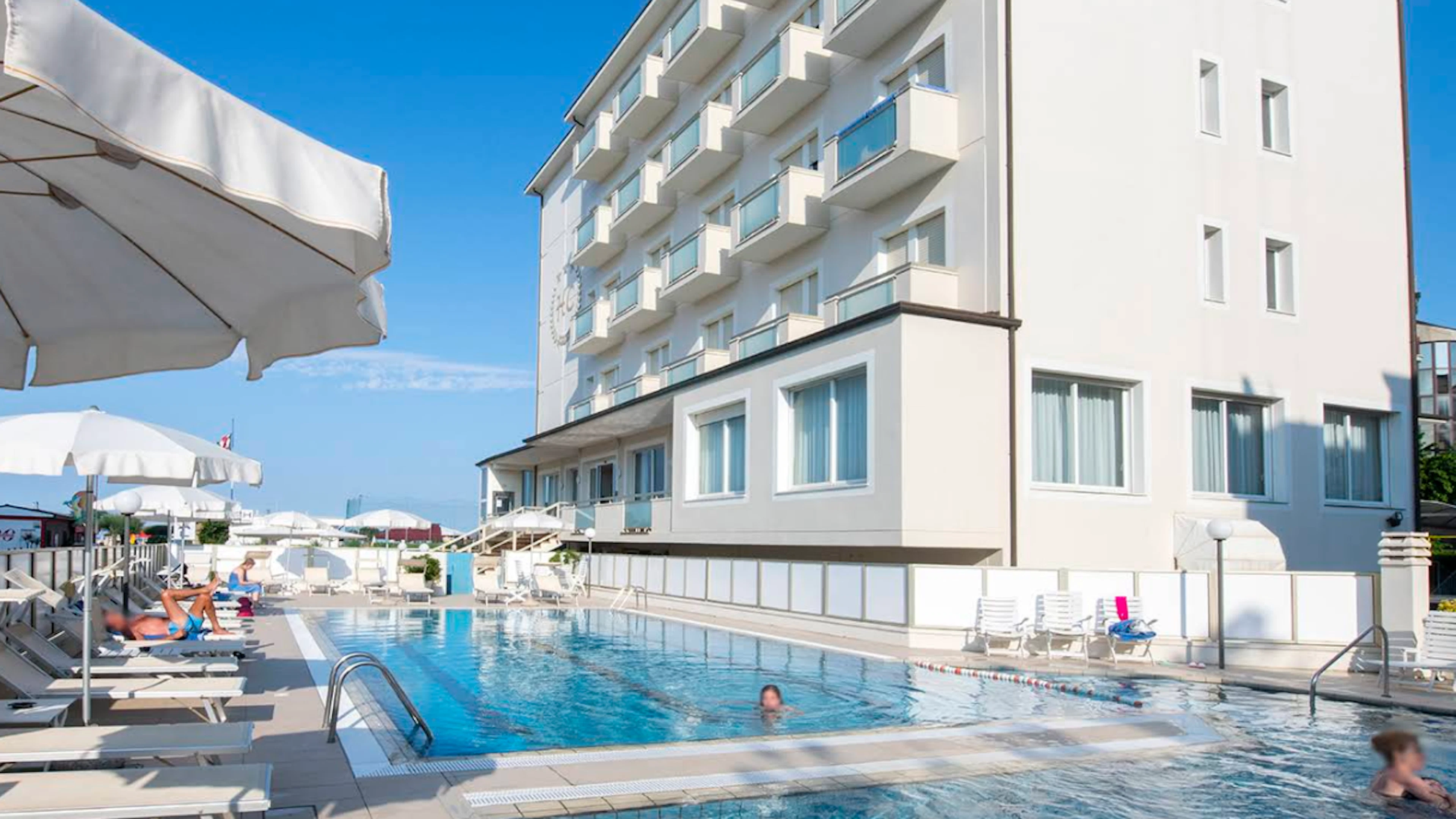 Mädchen (4) ertrinkt während Italien-Ferien im Hotel-Pool