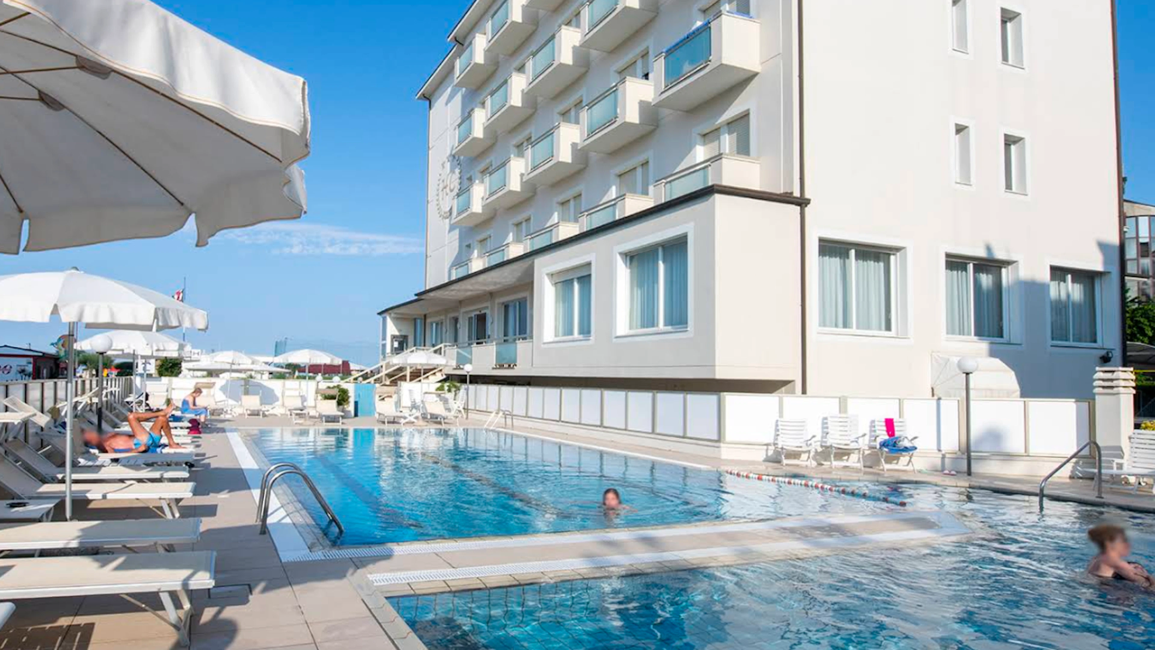 Bimba di 4 anni annega nella piscina di un hotel in Italia, sotto indagine anche il papà