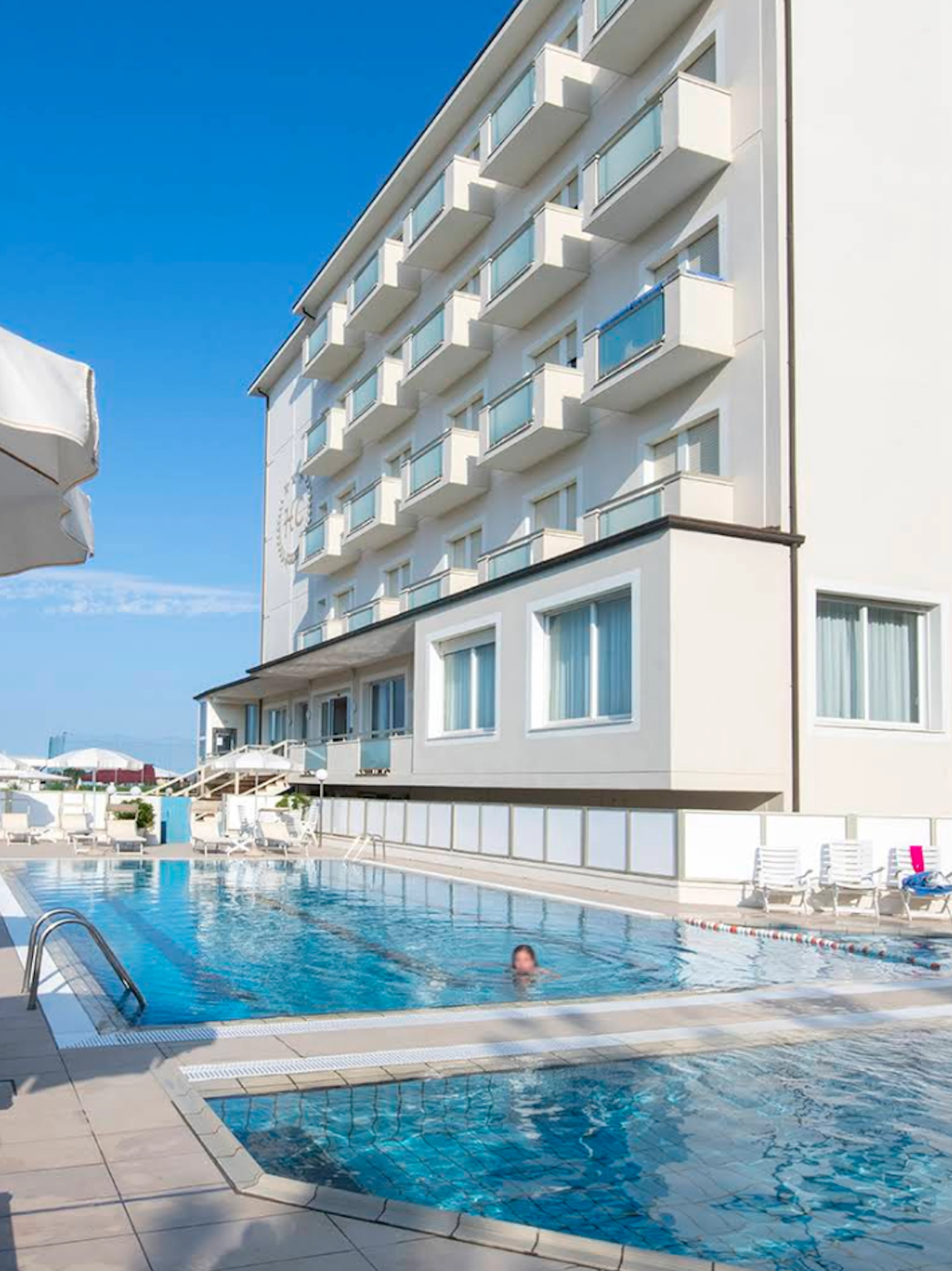 Mädchen (4) ertrinkt während Italien-Ferien im Hotel-Pool
