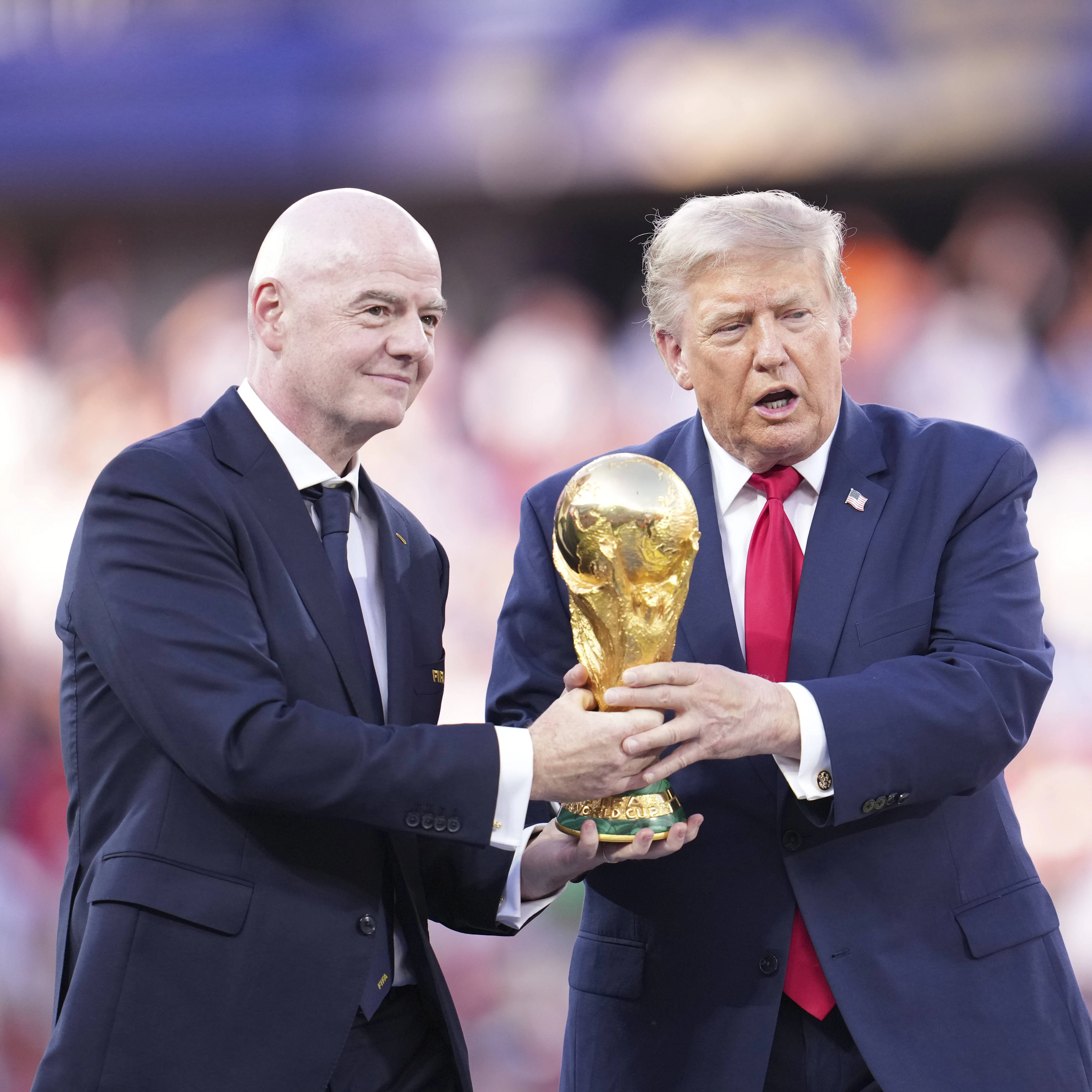 Fischi e proteste: ecco com’è andata l’apparizione di Trump alla finale