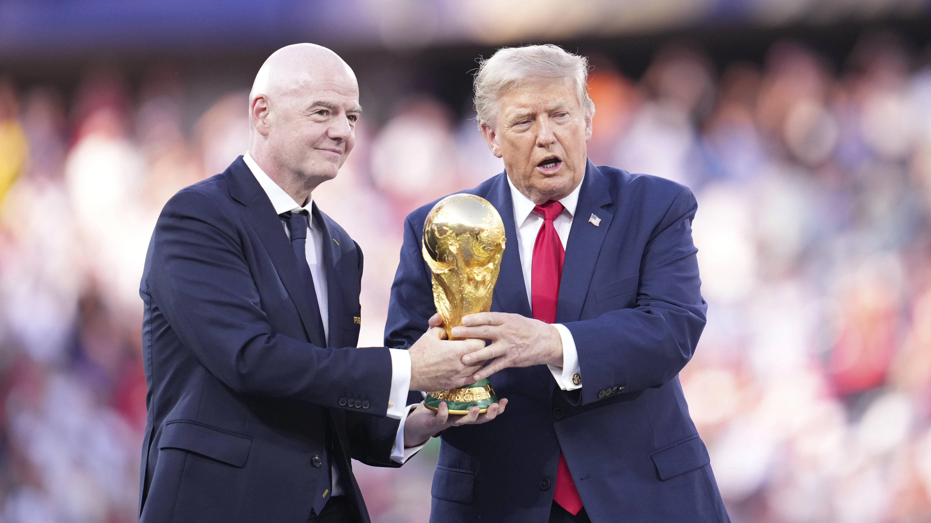 Fischi e proteste: ecco com’è andata l’apparizione di Trump alla finale