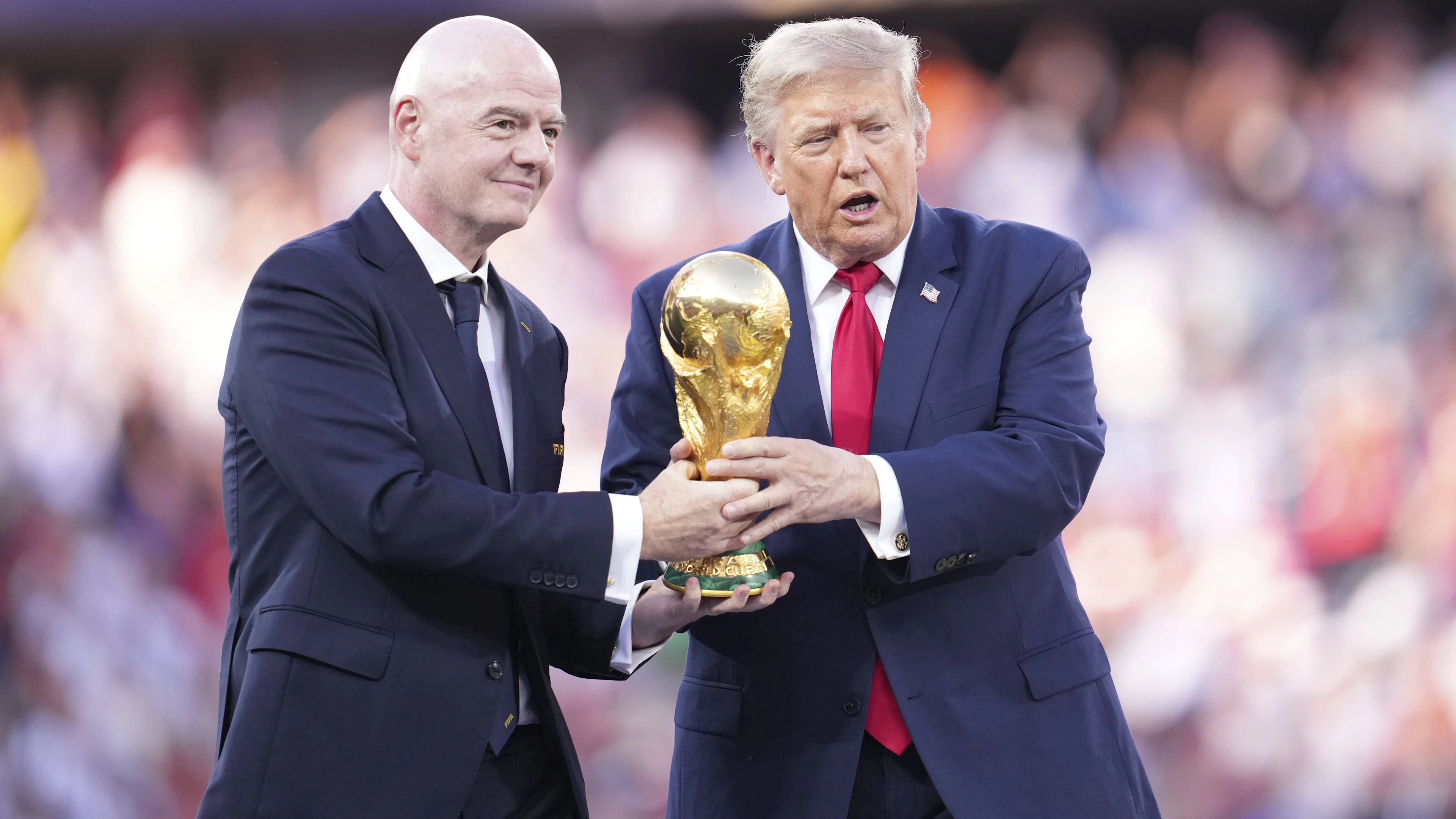 Fischi e proteste: ecco com’è andata l’apparizione di Trump alla finale
