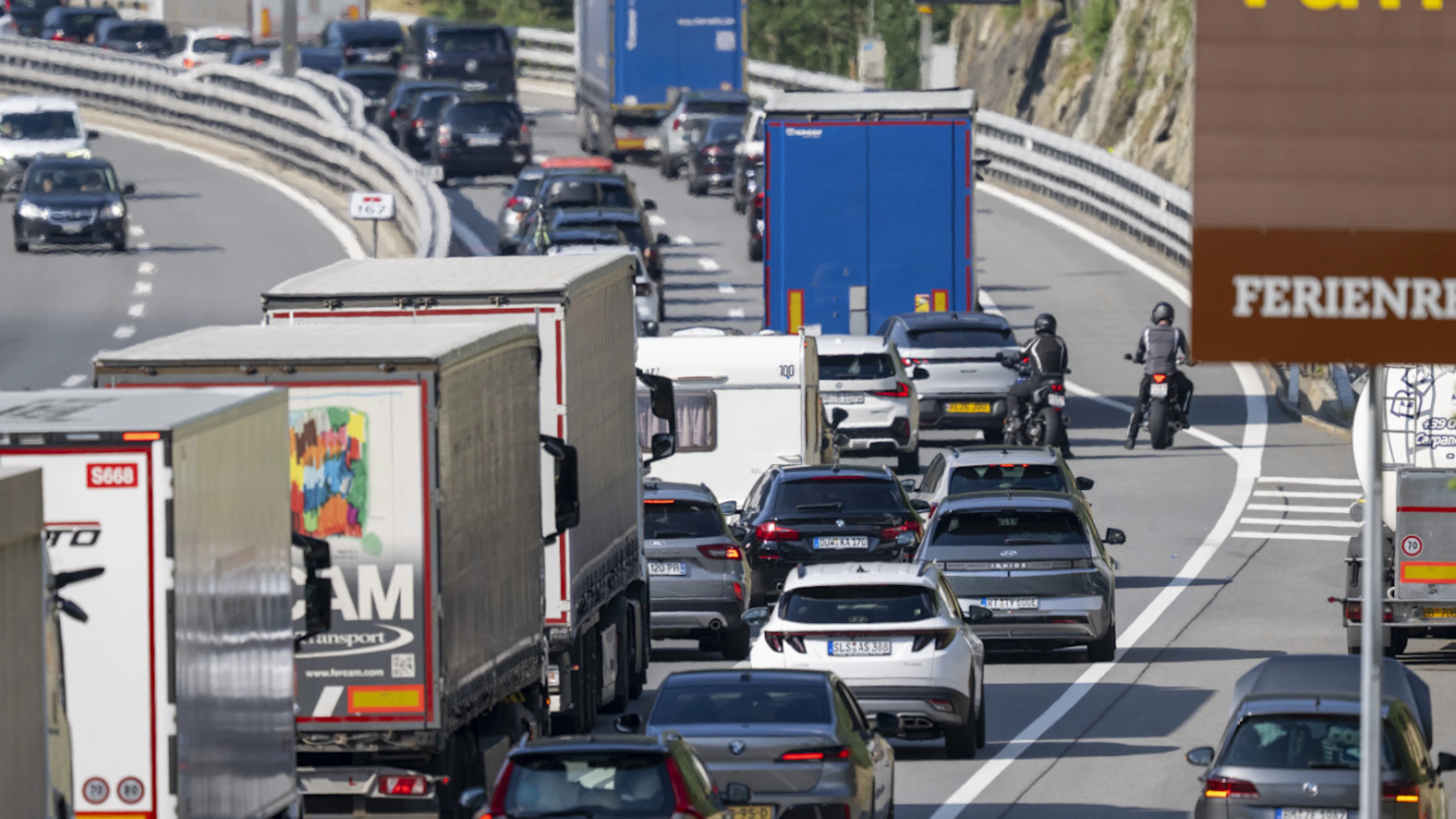 Les bouchons étaient à nouveau au rendez-vous lundi matin devant le tunnel du Gothard (archives).