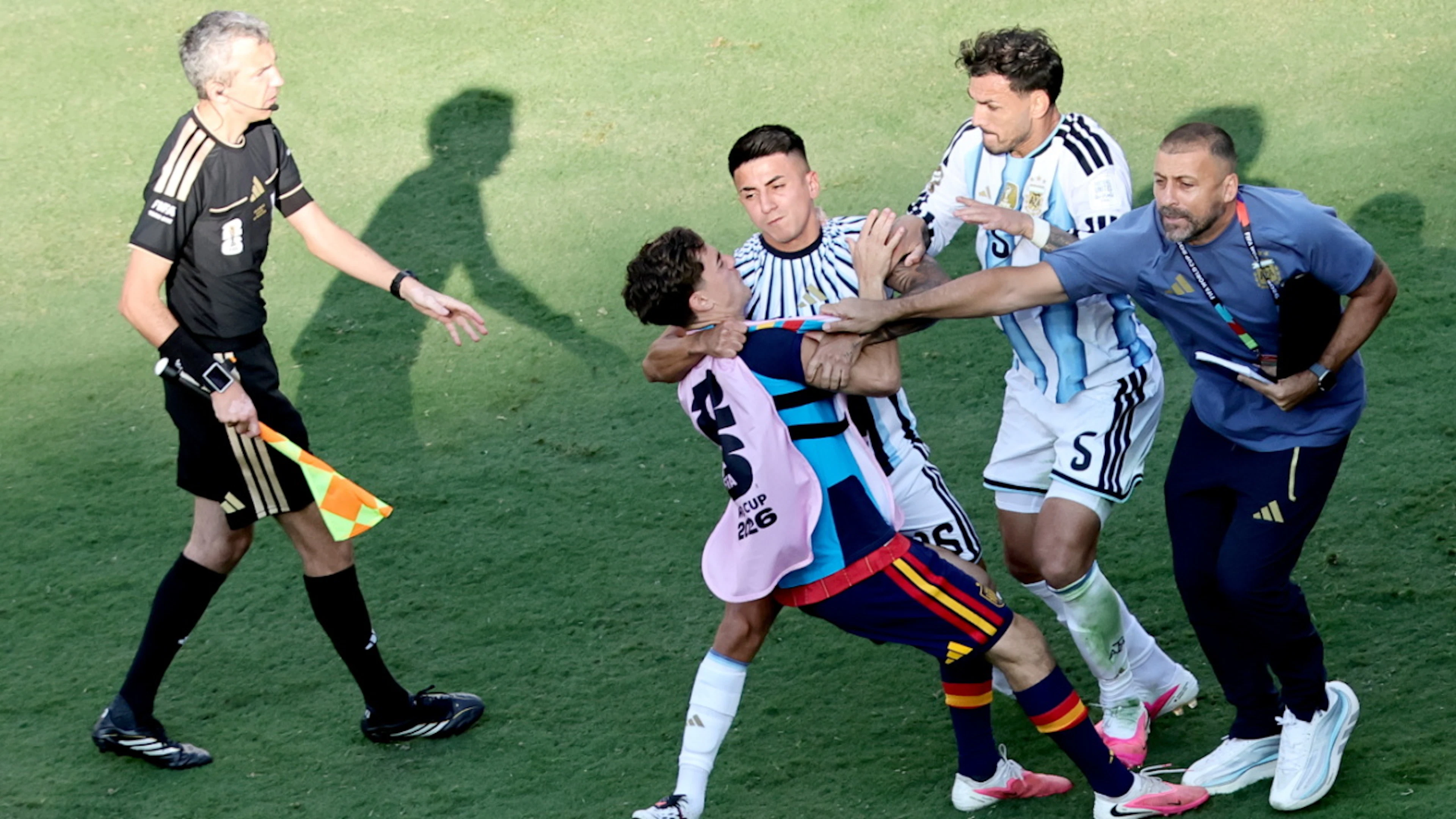 Unschöne Szenen nach dem Final: Argentiniens Nahuel Molina und Leandro Paredes attackieren den Spanier Gavi (li.)