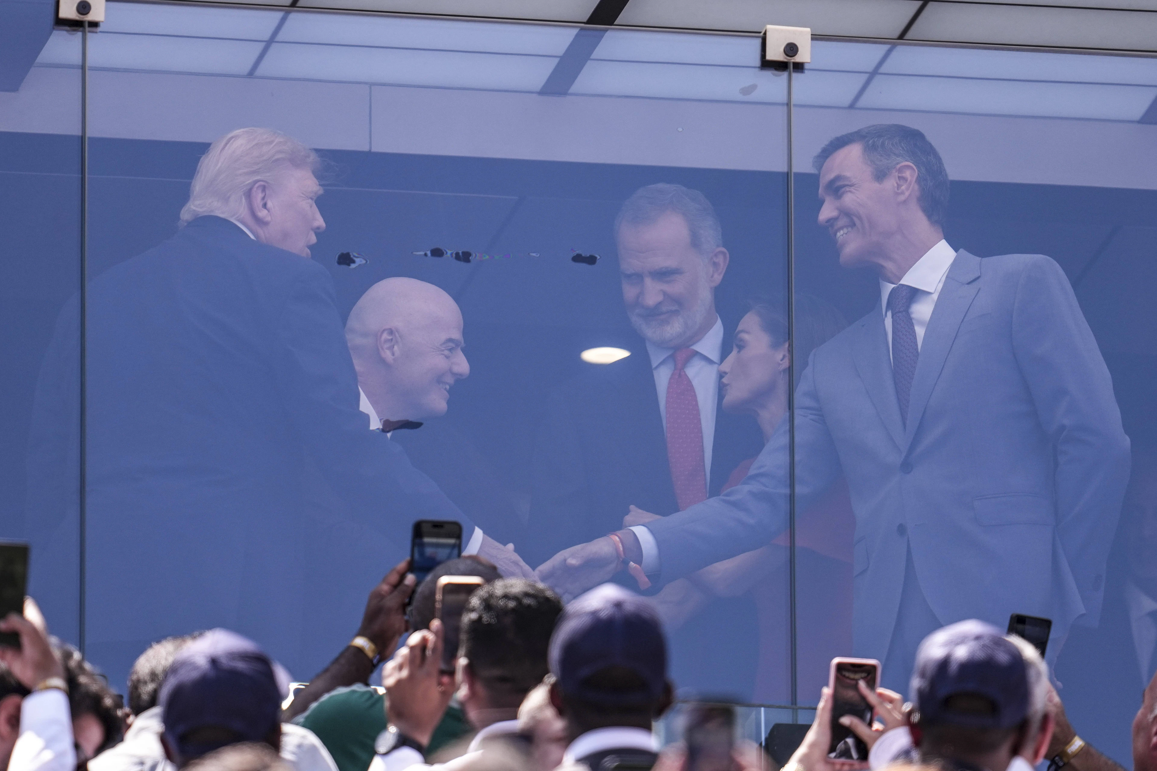 Donald Trump und Spaniens Ministerpräsident Pedro Sanchez schütteln sich vor dem WM-Final die Hand.