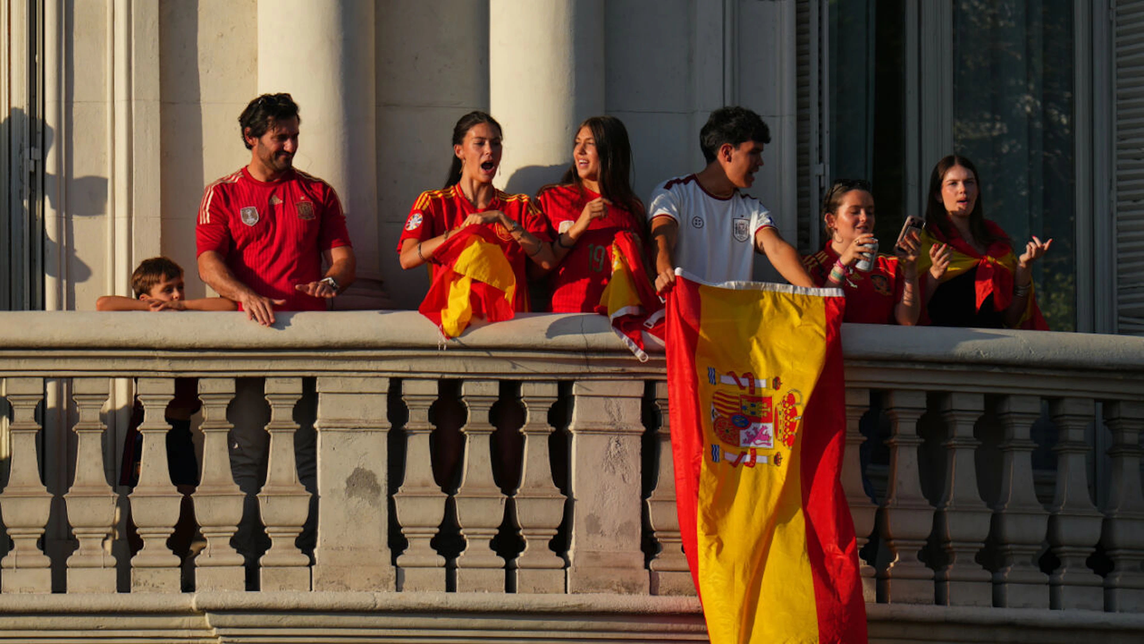 Fans säumen die Strassen zum zentralen Cibeles-Platz