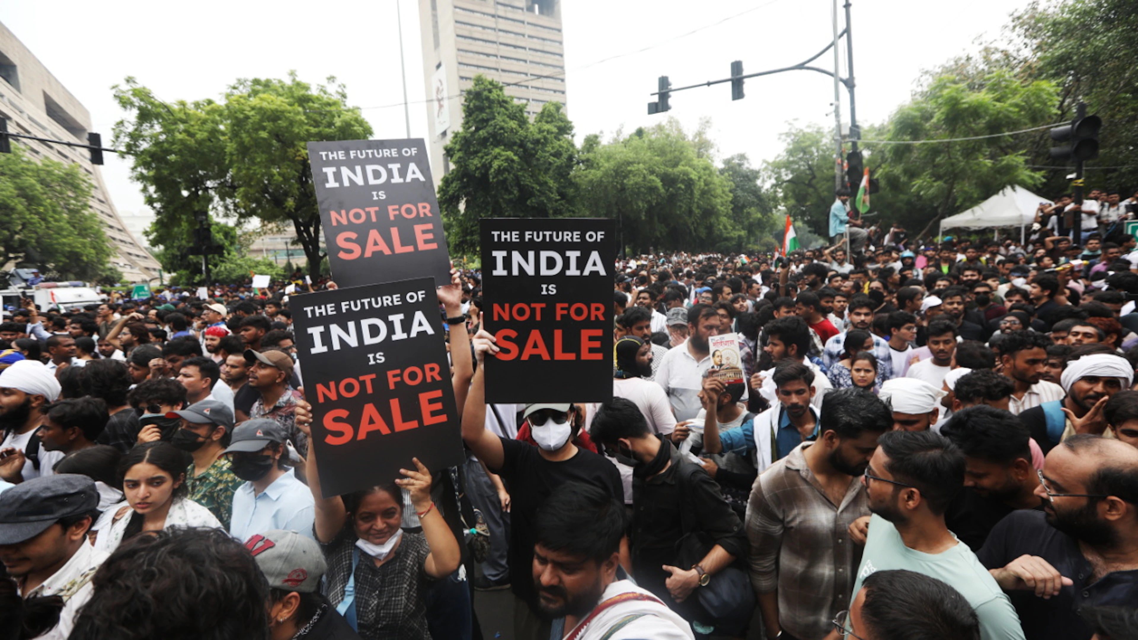 Migliaia di persone protestano nel centro di Nuova Delhi
