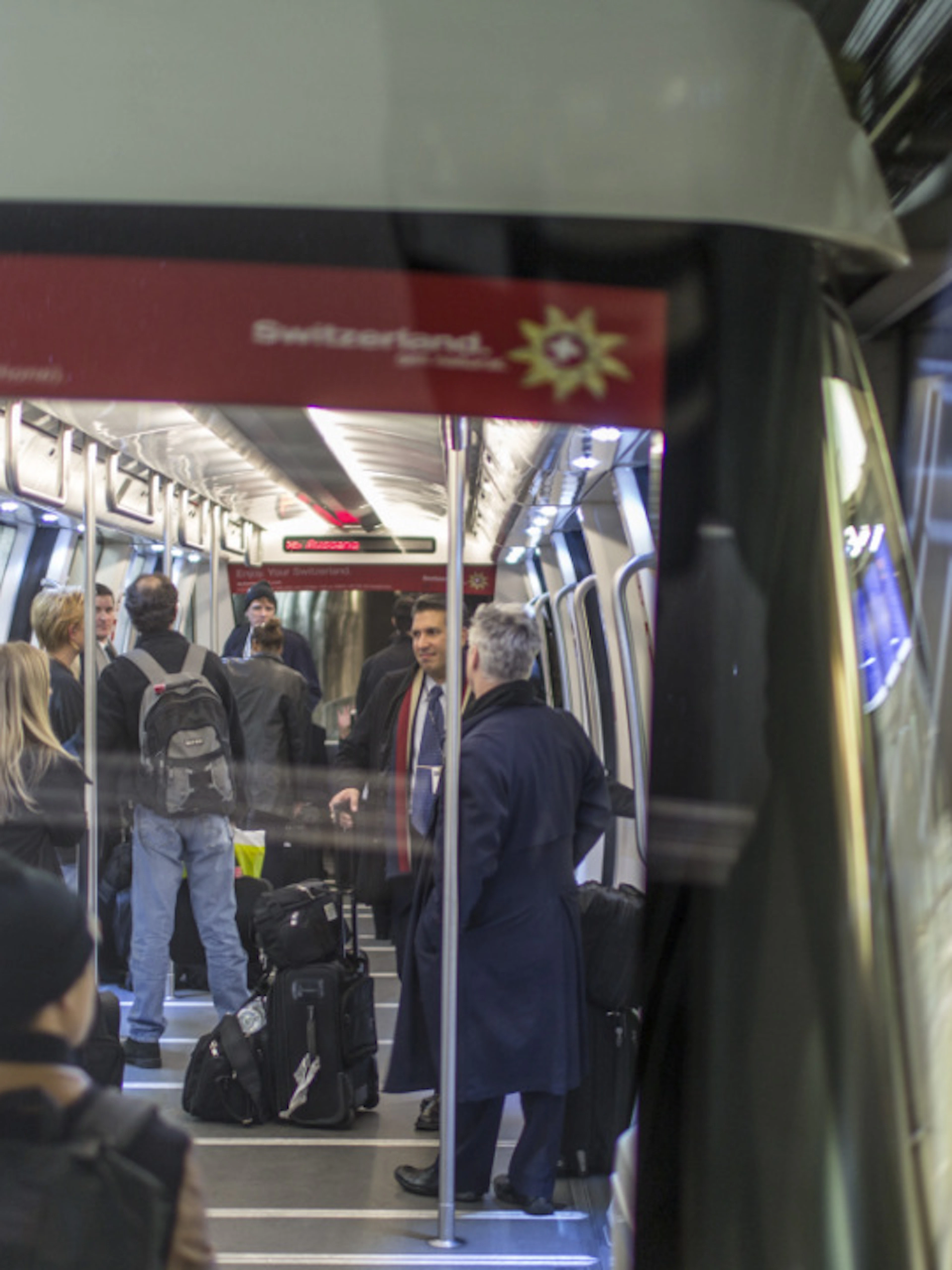 Skymetro bloccato all'aeroporto di Zurigo con 50 passeggeri a bordo