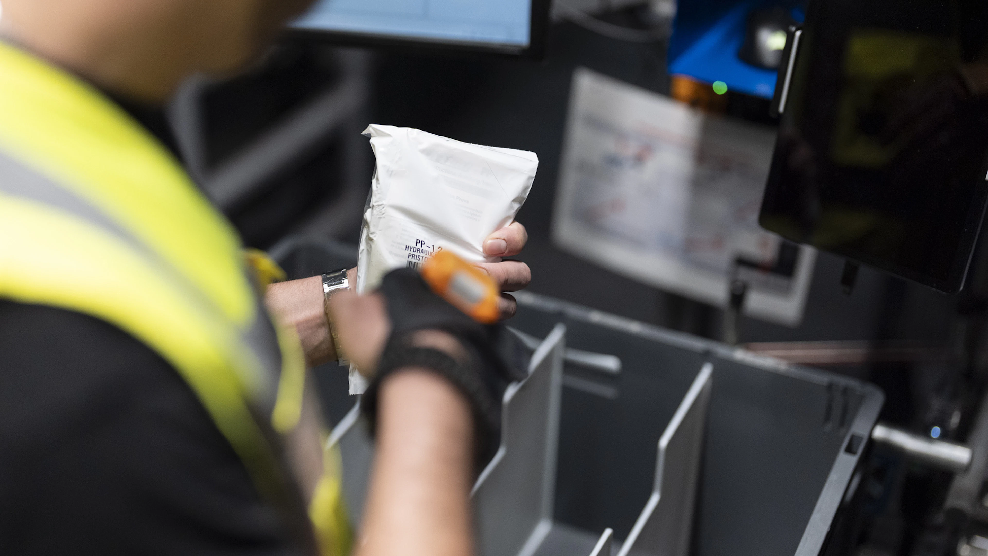 Ex-Mitarbeiter spaziert in Arbeitskleidung ins Lager – und greift zu