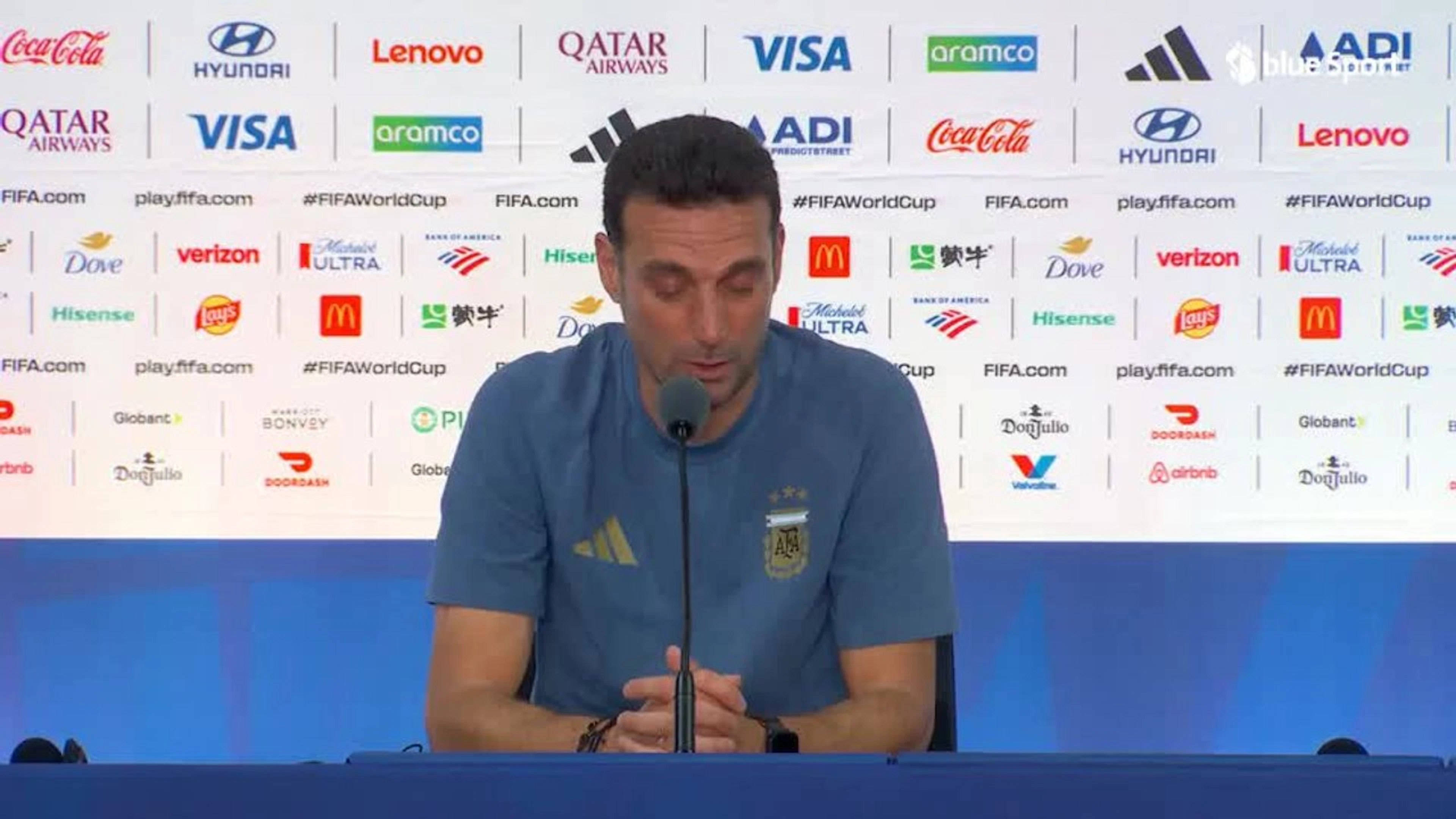 Scaloni scoppia in lacrime durante la conferenza stampa