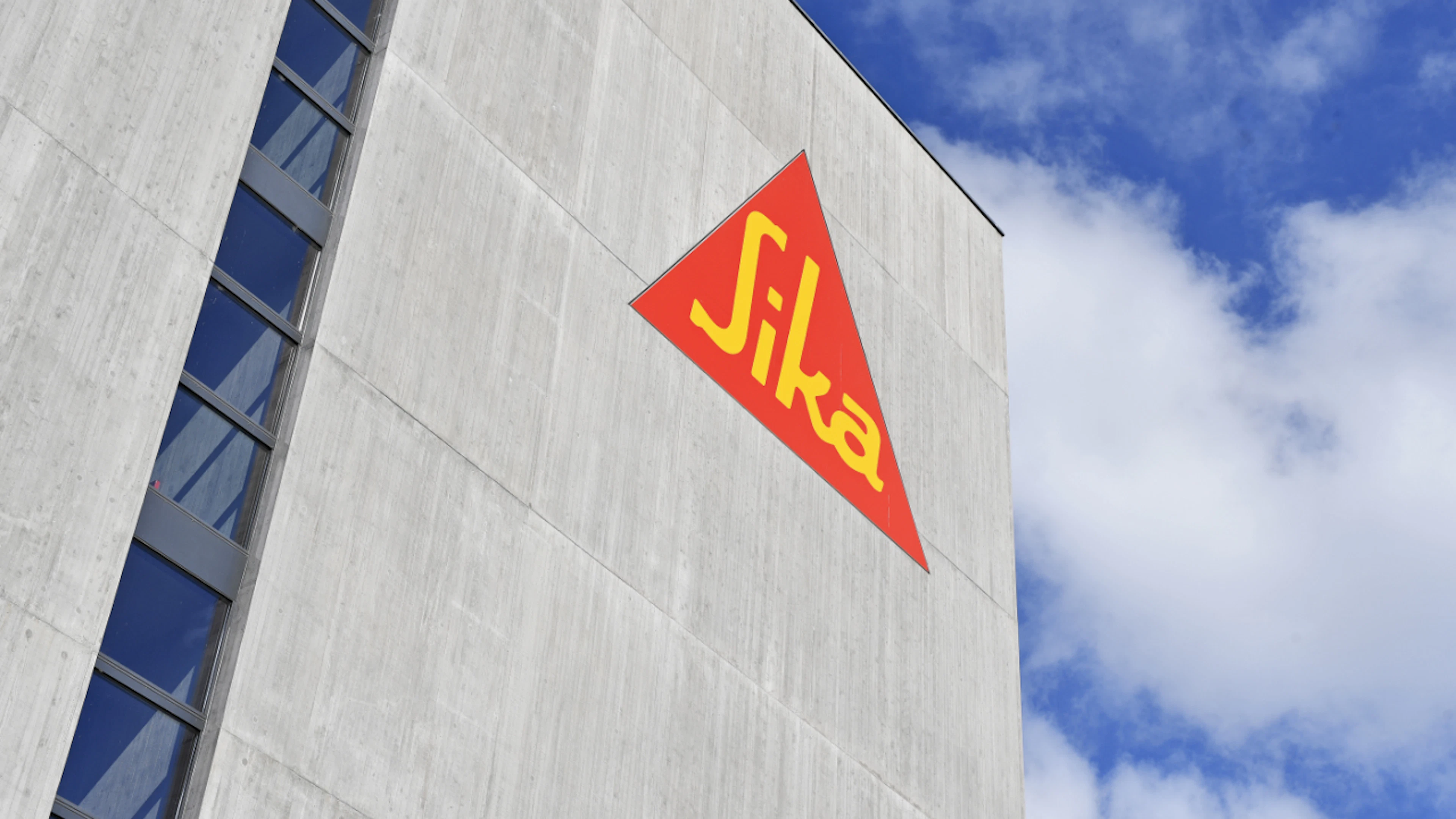 Die EU-Kommission erhöht den Druck im Kartellverfahren gegen den Bauchemiekonzern Sika und mehrere weitere Hersteller. Es geht um den Verdacht auf Preisabsprachen bei chemischen Zusatzstoffen für Zement, Beton und Mörtel.(Symbolbild)