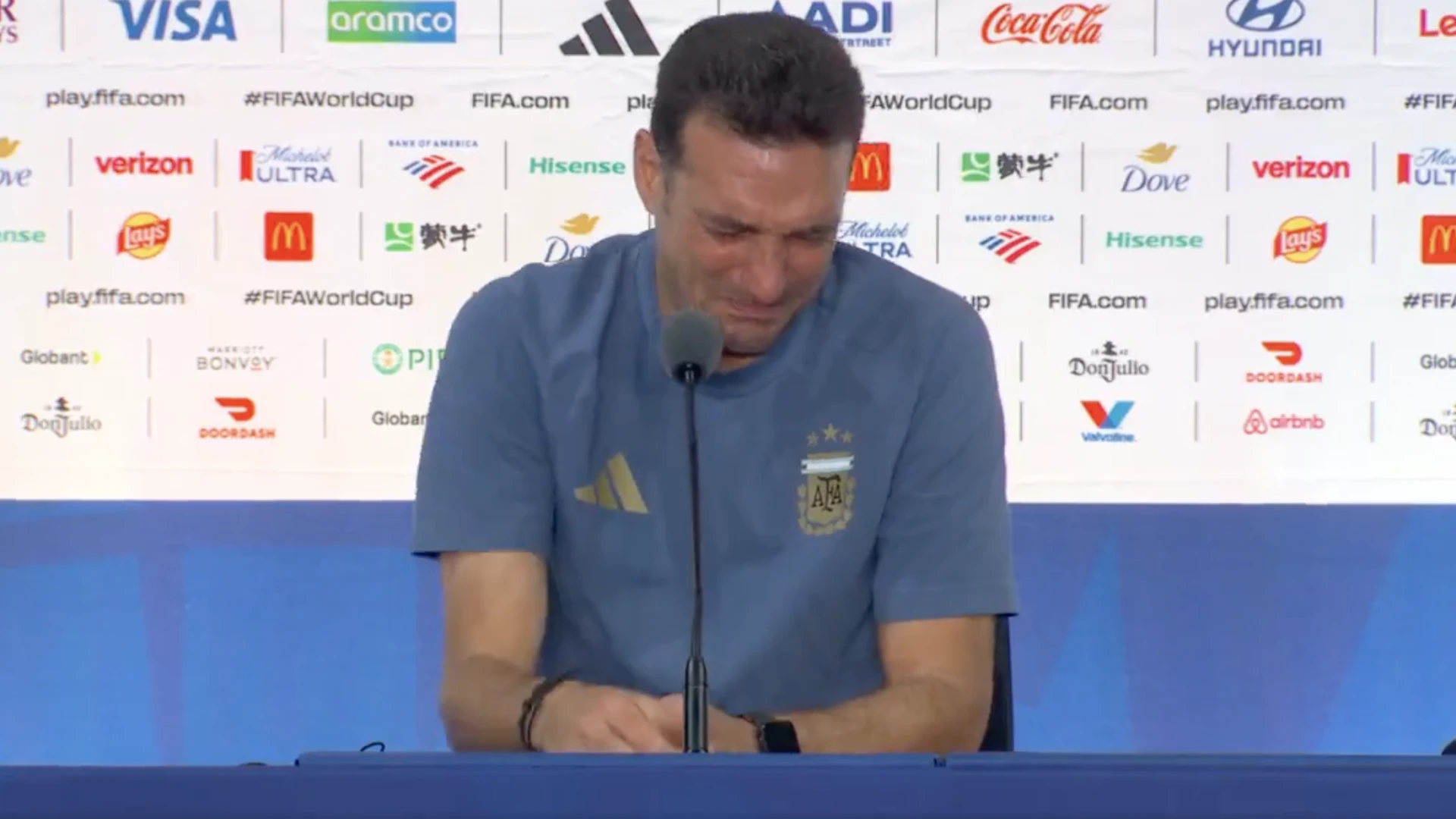 «C'est très douloureux» - Scaloni fond en larmes et quitte sa conférence de presse