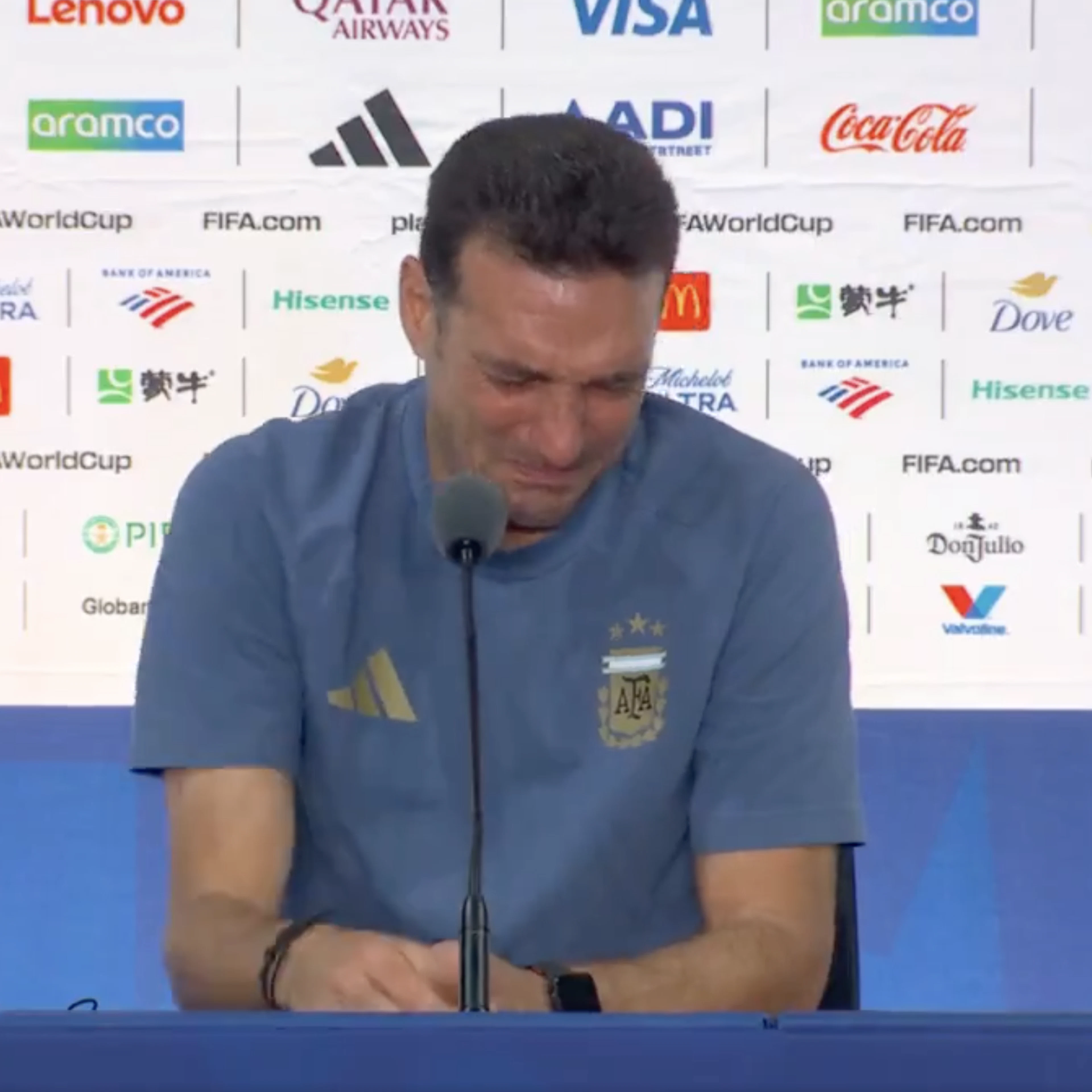 «Fa molto male»: Scaloni scoppia in lacrime e abbandona la conferenza stampa
