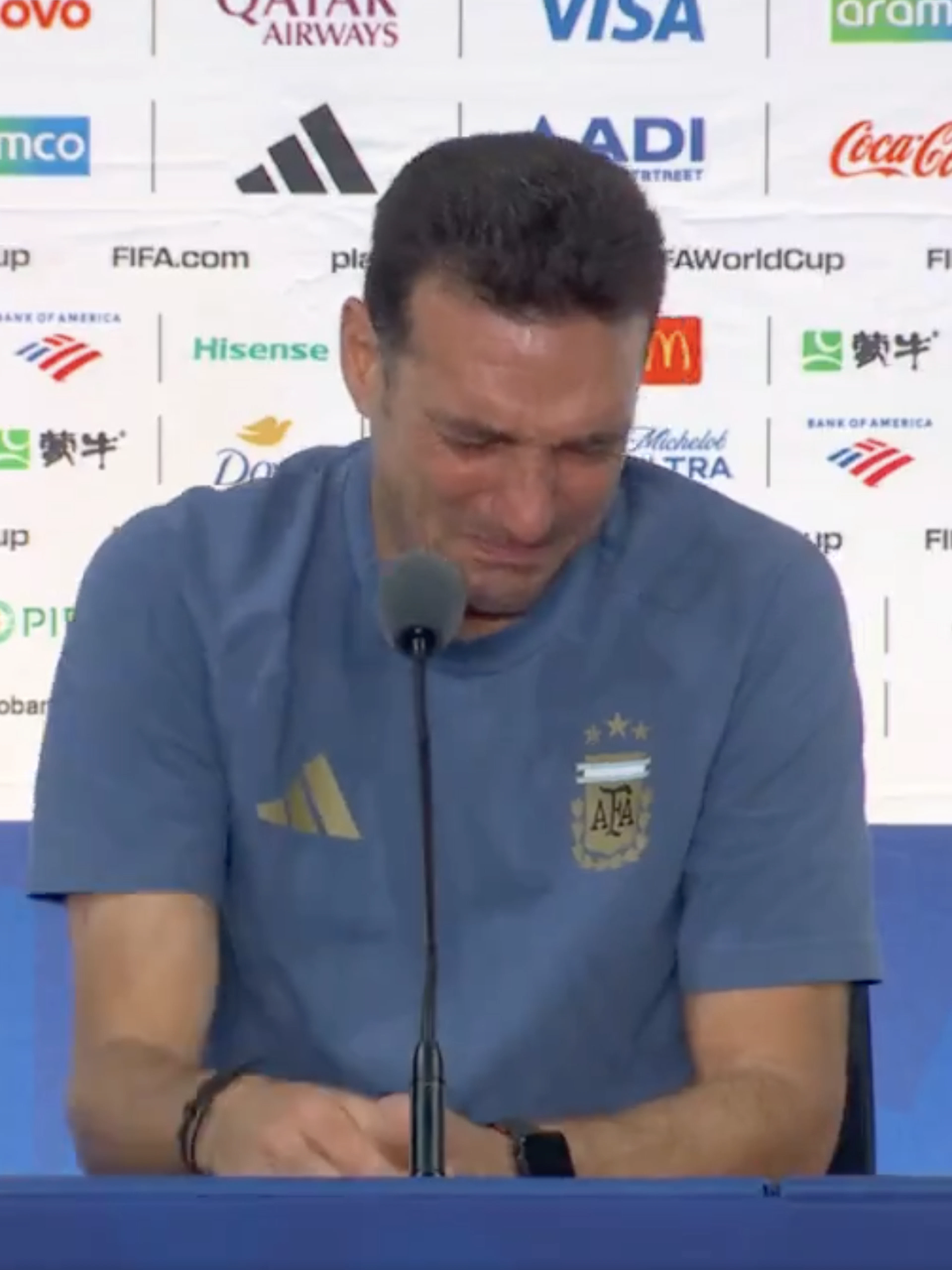 «Fa molto male»: Scaloni scoppia in lacrime e abbandona la conferenza stampa