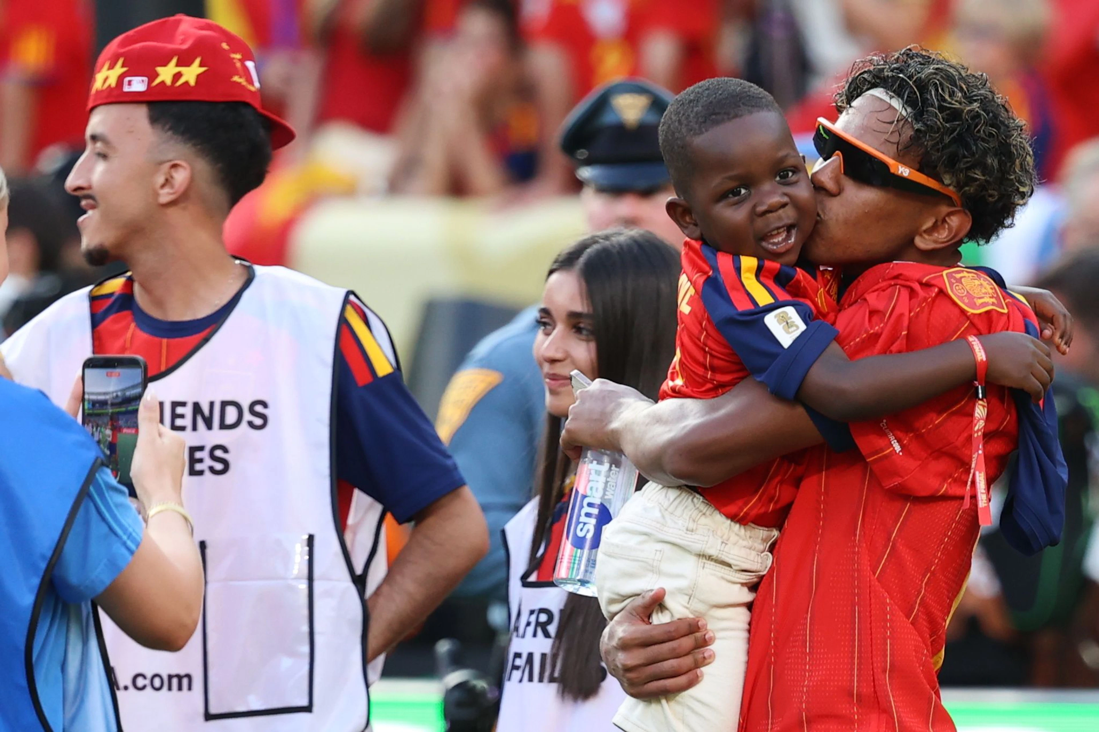 Lamine Yamal mit seinem Bruder Keyne (3) nach dem WM-Final.