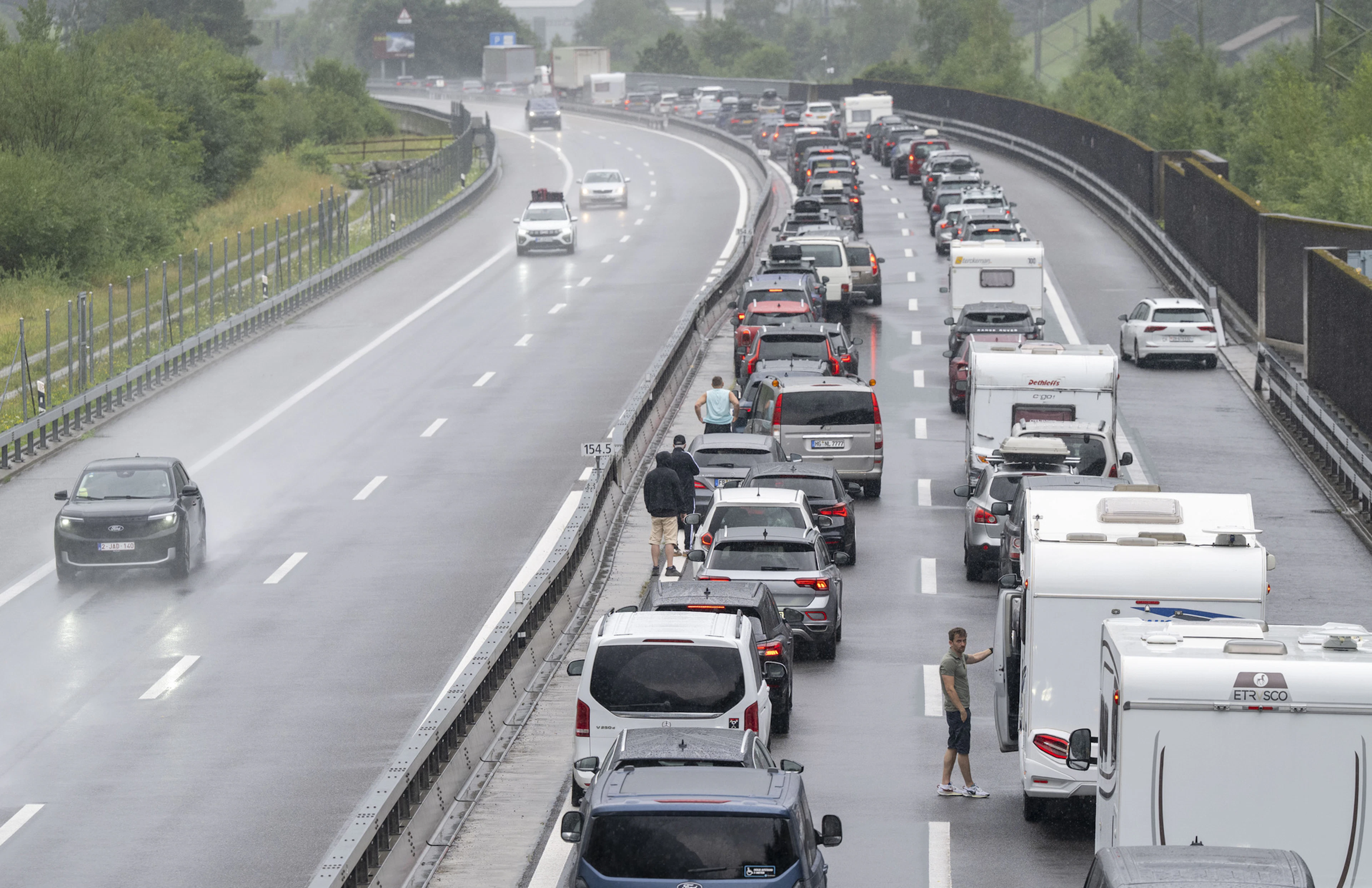 Dès avant 08h00, la file de véhicules à l'entrée nord du tunnel mesurait déjà 5 km (archives).