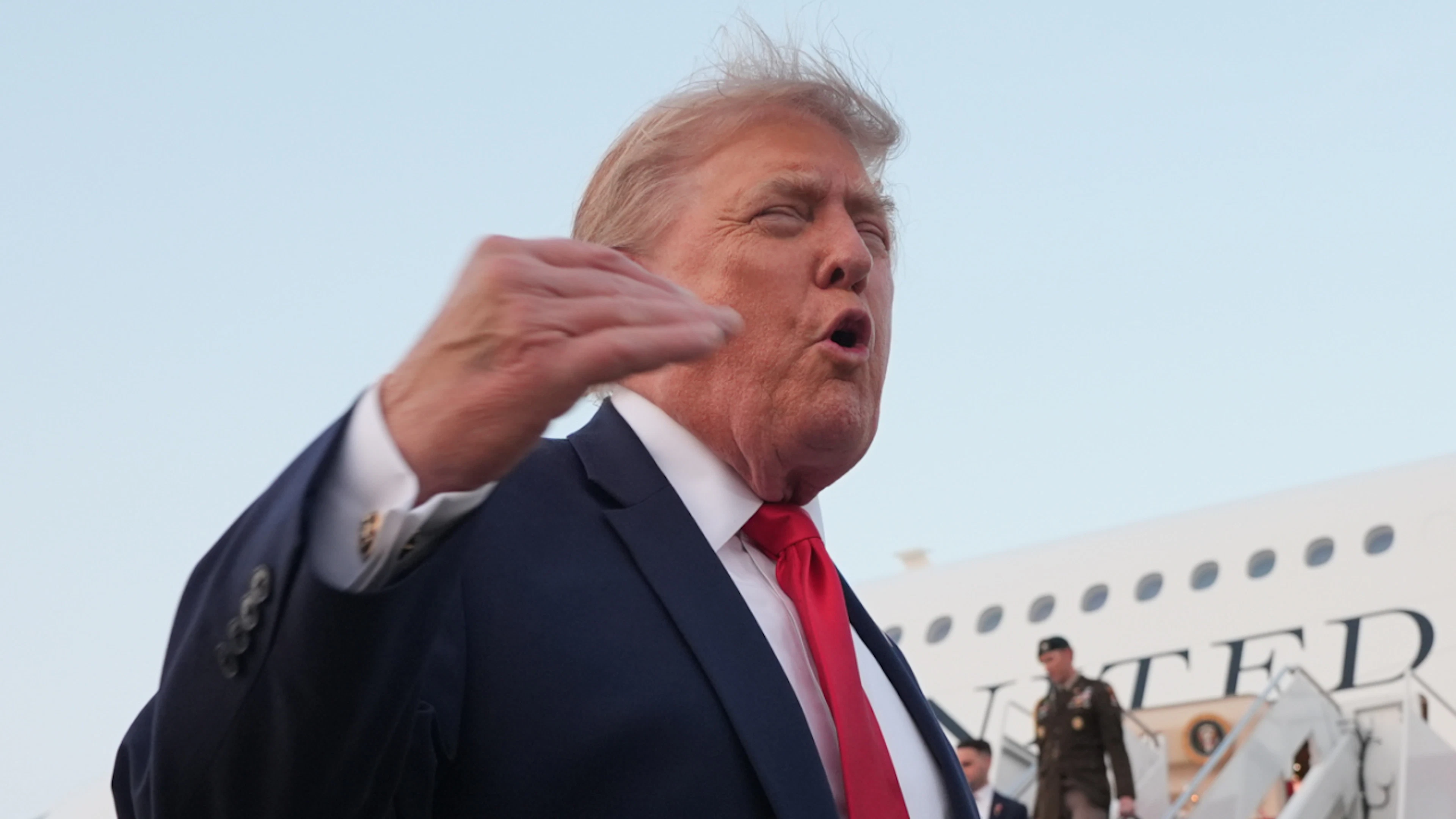 Trump insiste: «Dovremmo imporre dei dazi al Canada per gli incendi»
