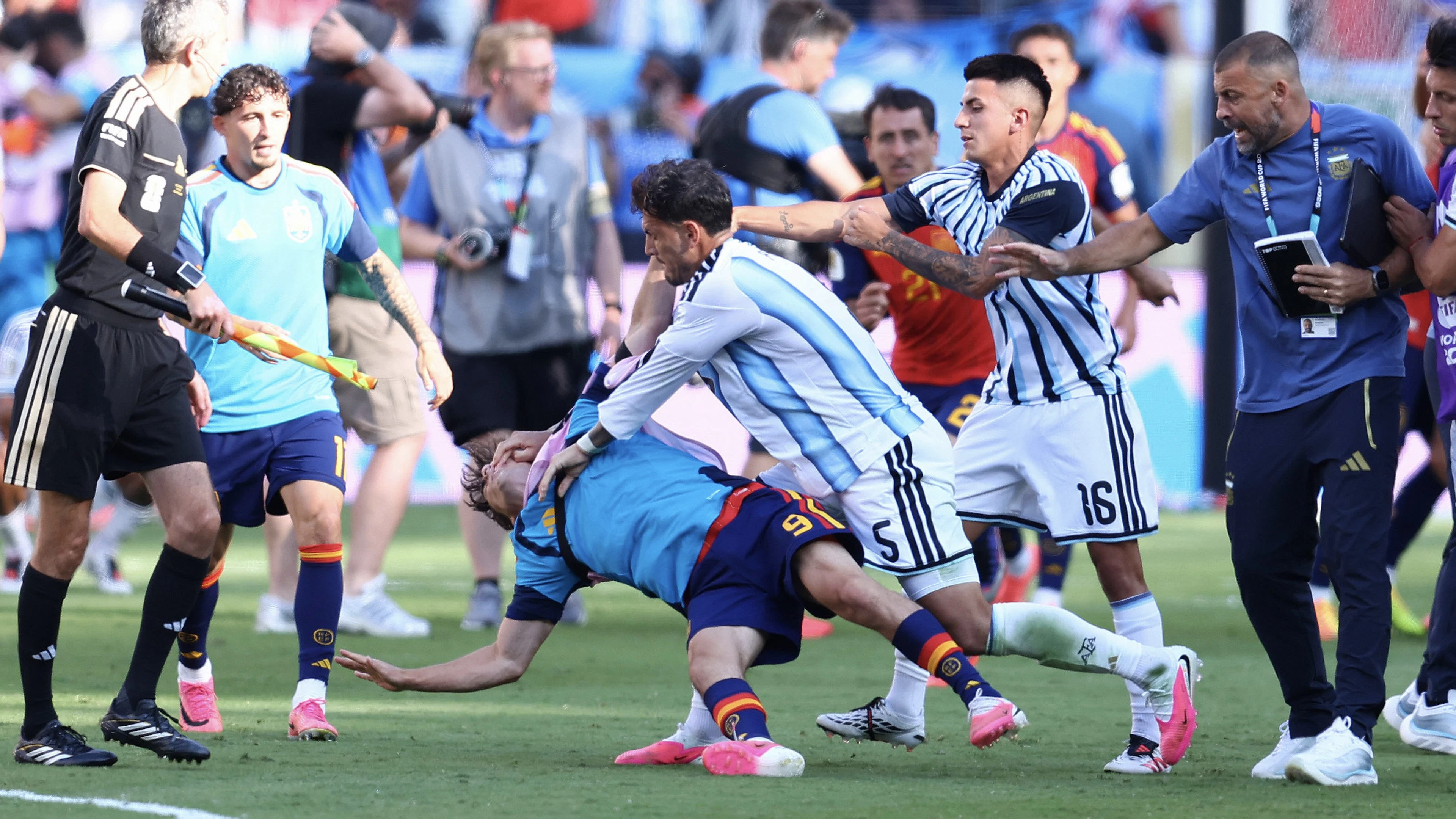 Images honteuses : Paredes craque complètement après la défaite de l'Argentine