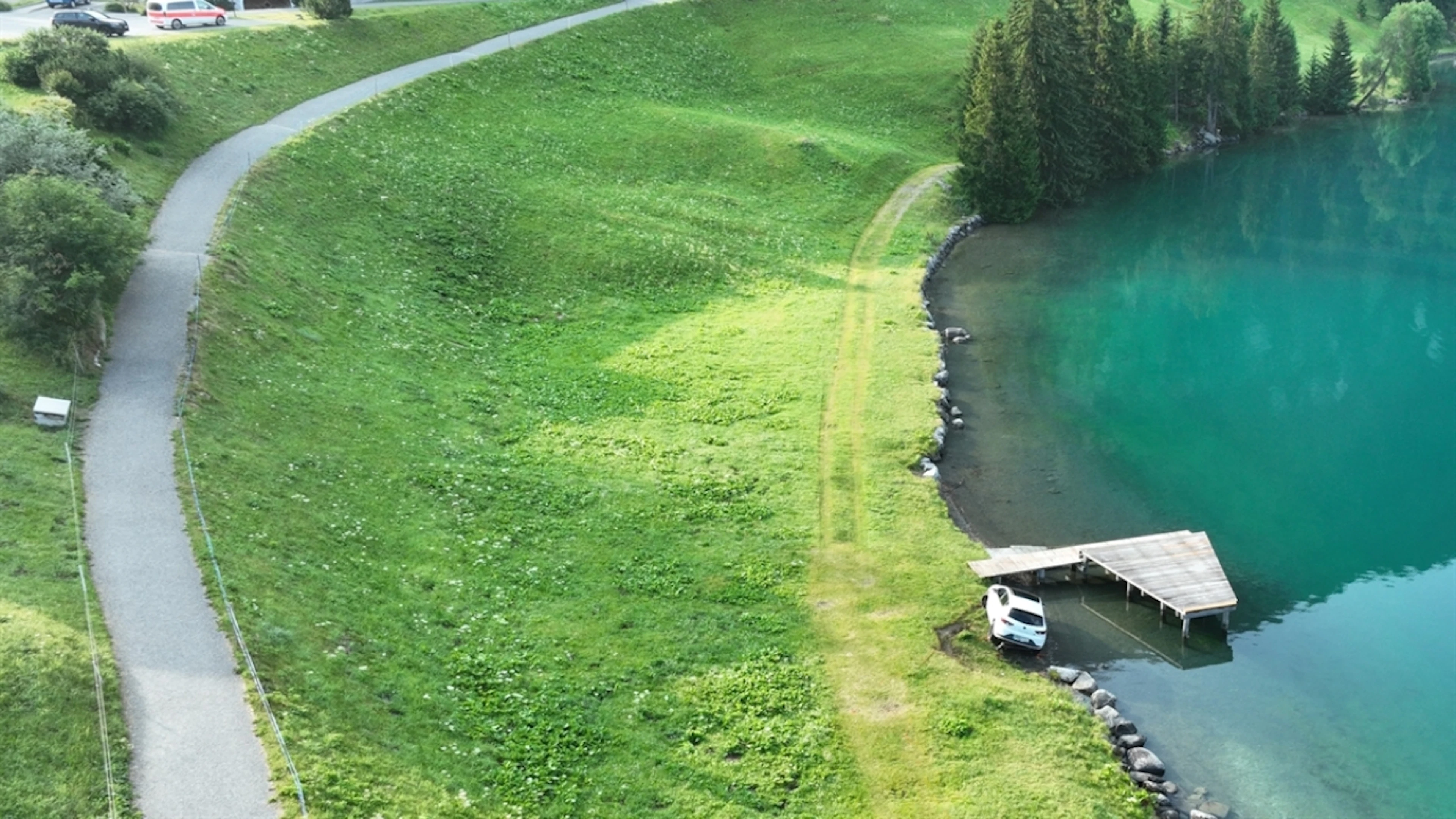 Festeggia la vittoria della Spagna e poi abbandona l'auto al Lago di Davos
