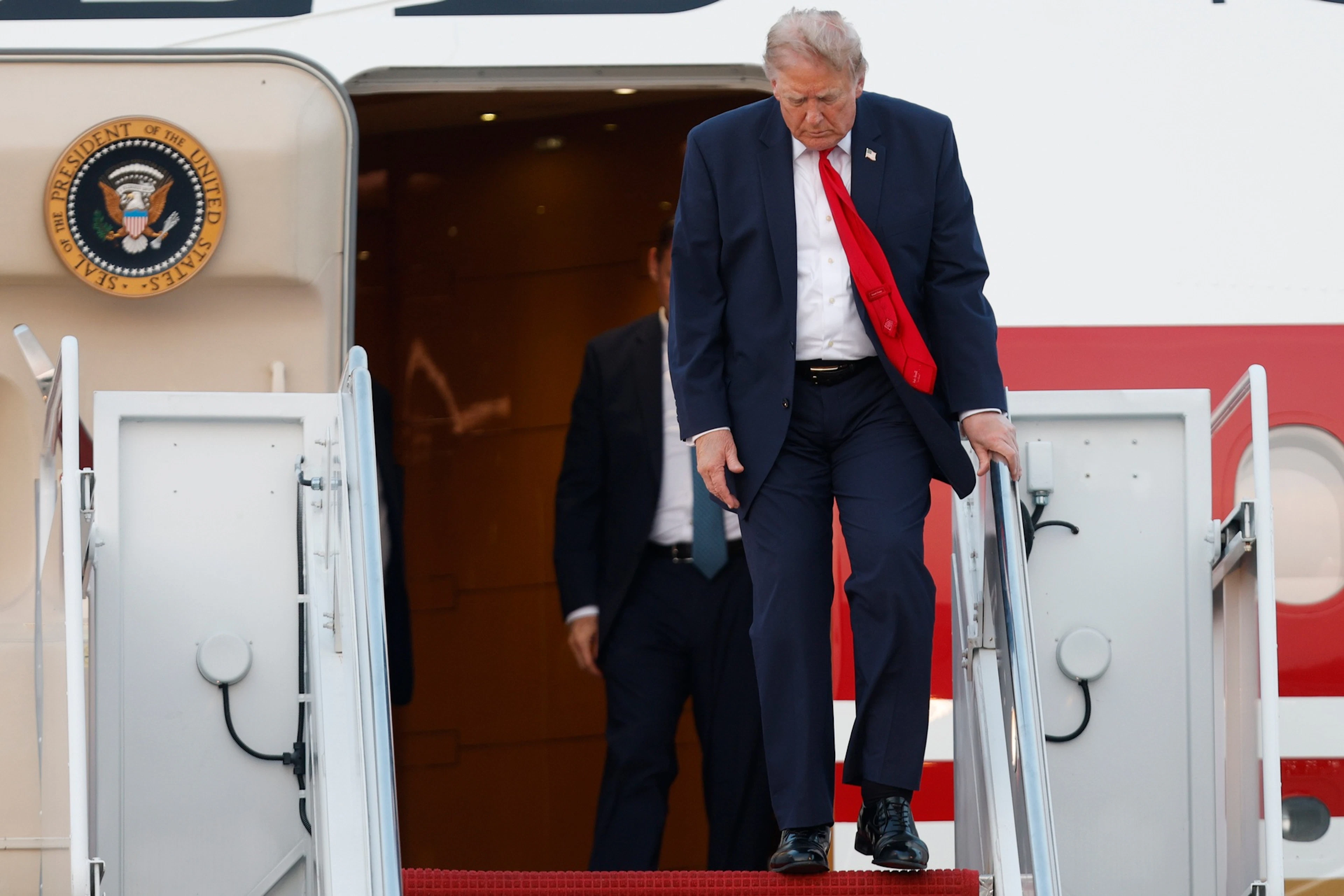 Donald Trump entsteigt der neuen Air Force One. Die wird nun nachgerüstet.