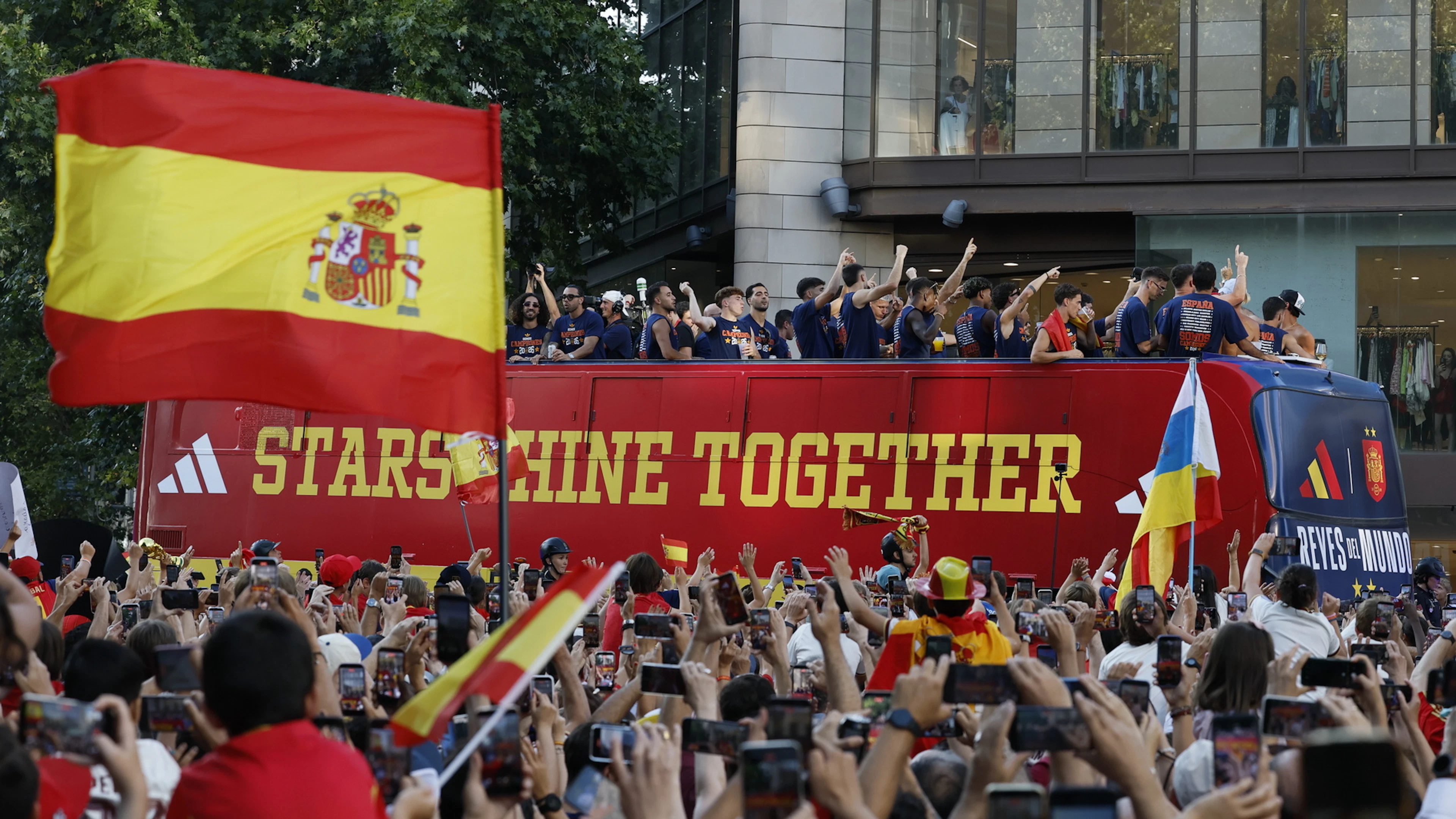 Les Espagnols en liesse communient avec leurs champions du monde