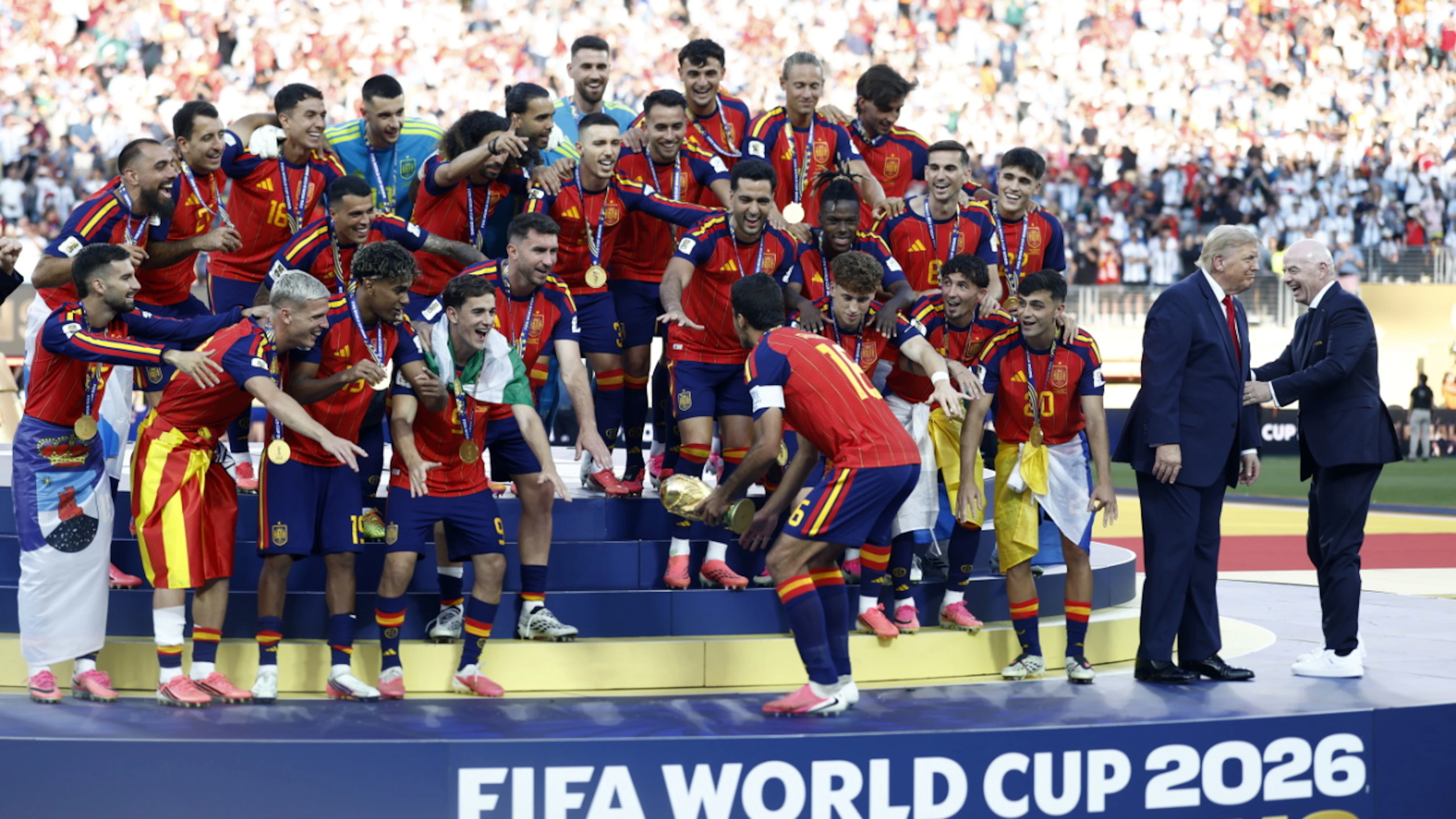 Gianni Infantino (rechts) versucht, Donald Trump aus dem Bild der feiernden Spanier zu bringen.