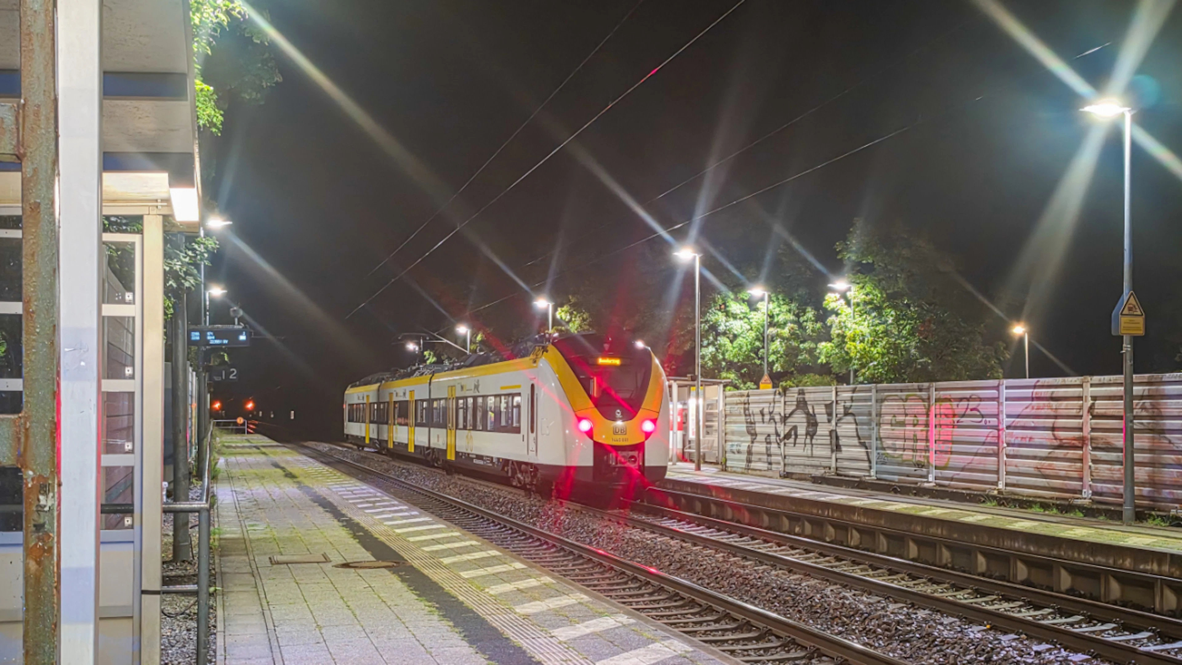 dpatopbilder – A train is stopped at the Ettlingen-Bruchhausen train station in Germany following an emergency. Photo: Melanie Keul/EinsatzReport24 /dpa