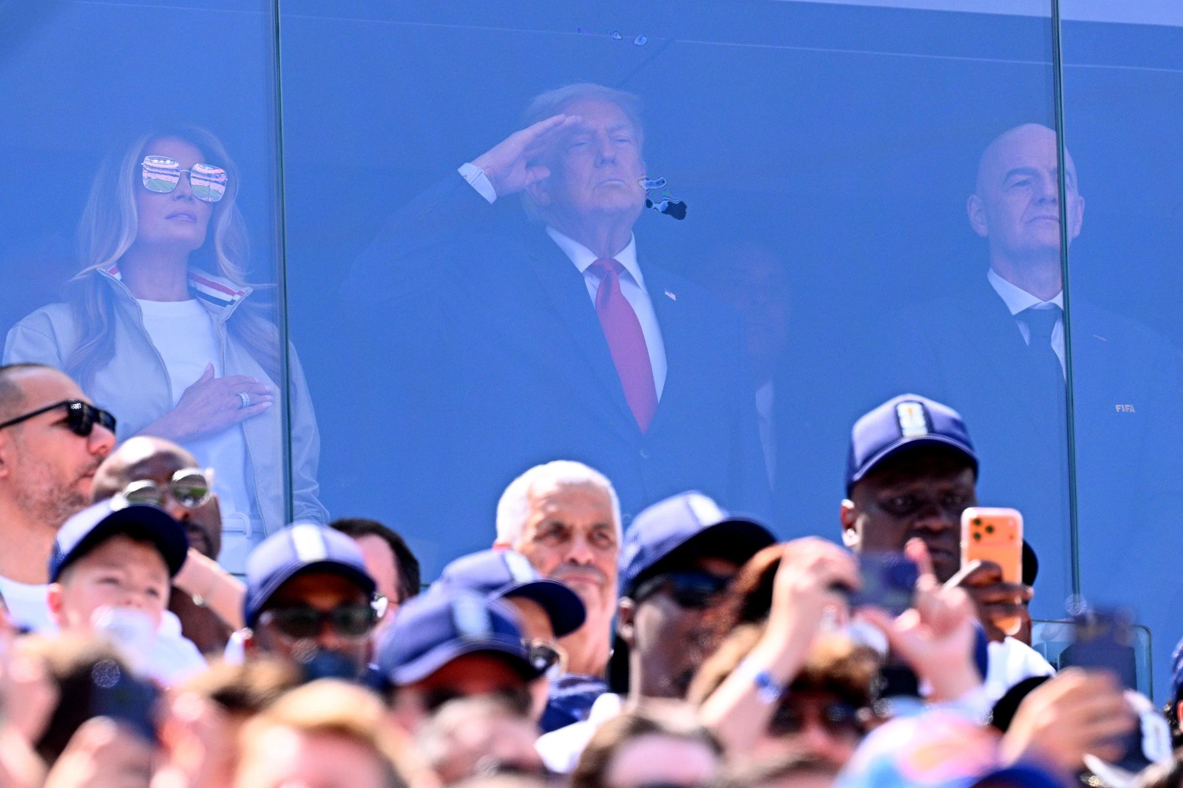 Donald Trump (M) verfolgte das Spiel zwischen seiner Frau Melania und FIFA-Präsident Gianni Infantino. 