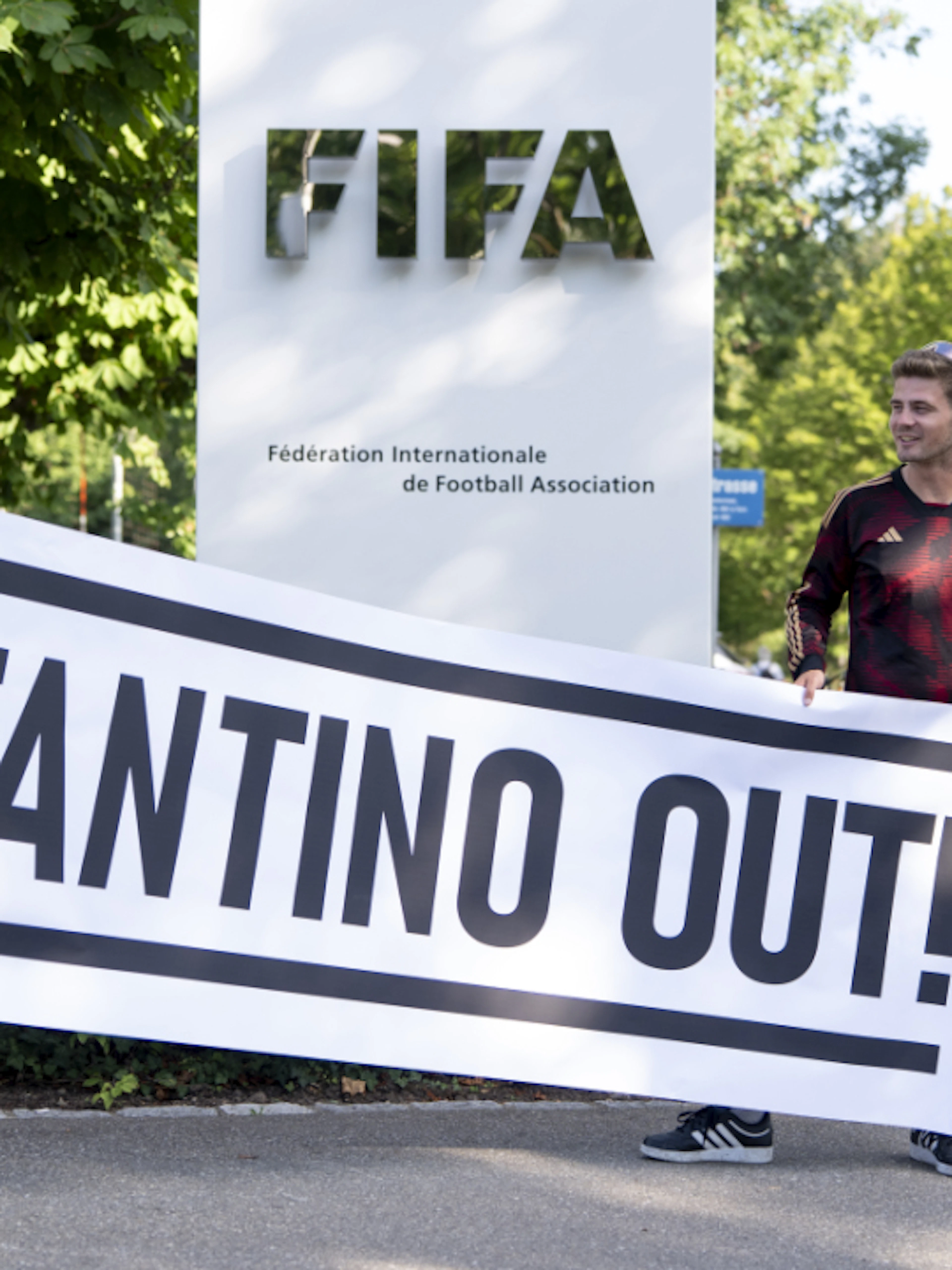 Fussballfans protestieren in Zürich gegen die FIFA
