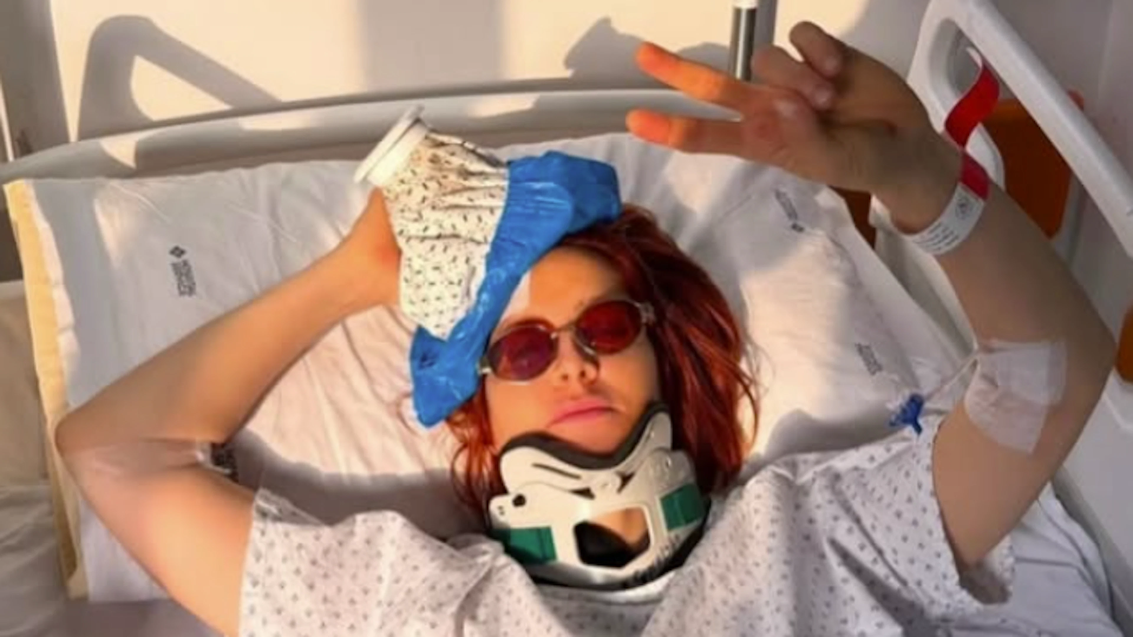 Paura per Noemi, precipita dal palco e finisce in ospedale: «Sto bene, ma dovrò fermare il tour»
