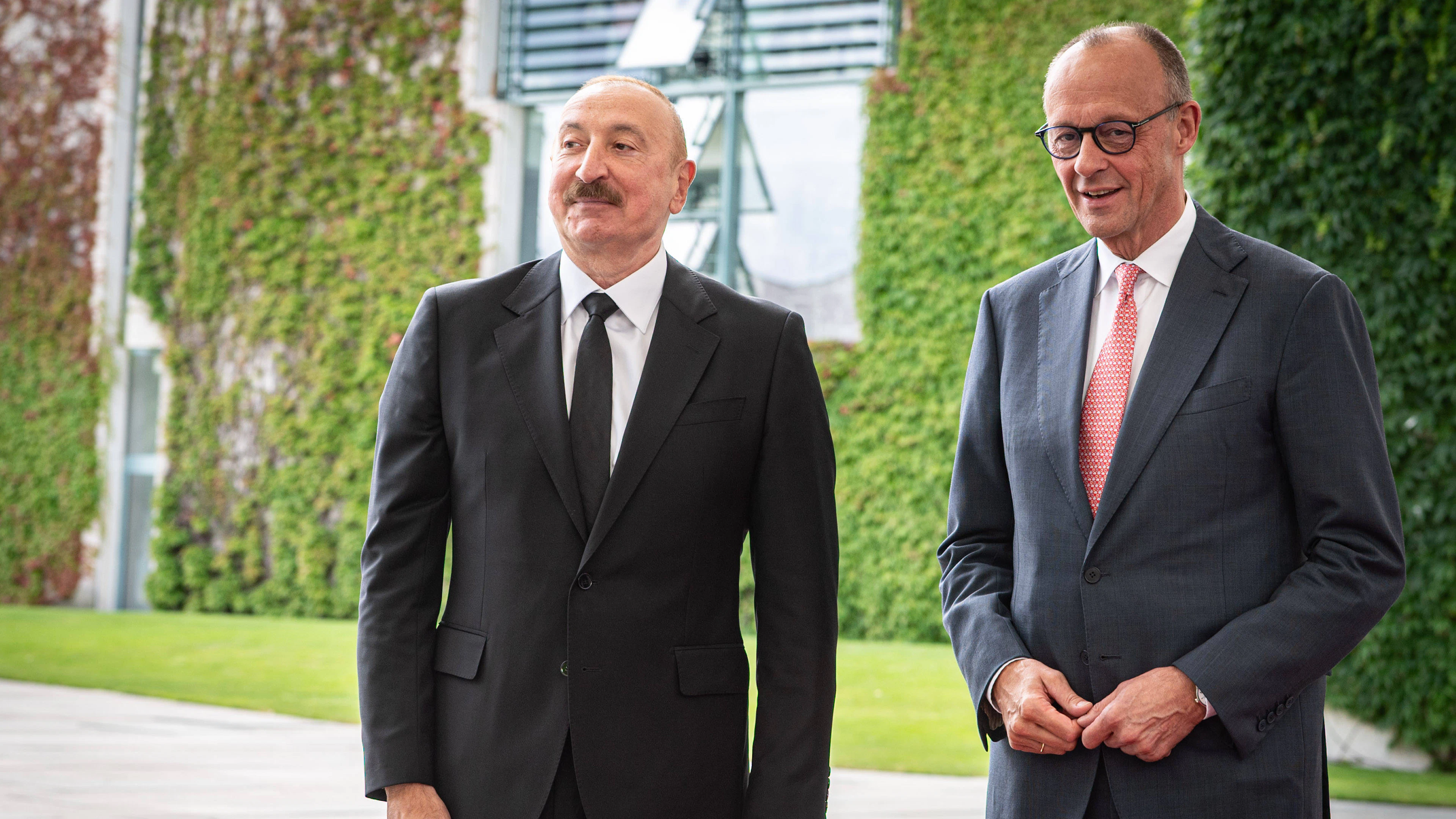 Le chancelier Friedrich Merz (à dr.), lors d'une conférence de presse commune avec Ilham Aliev