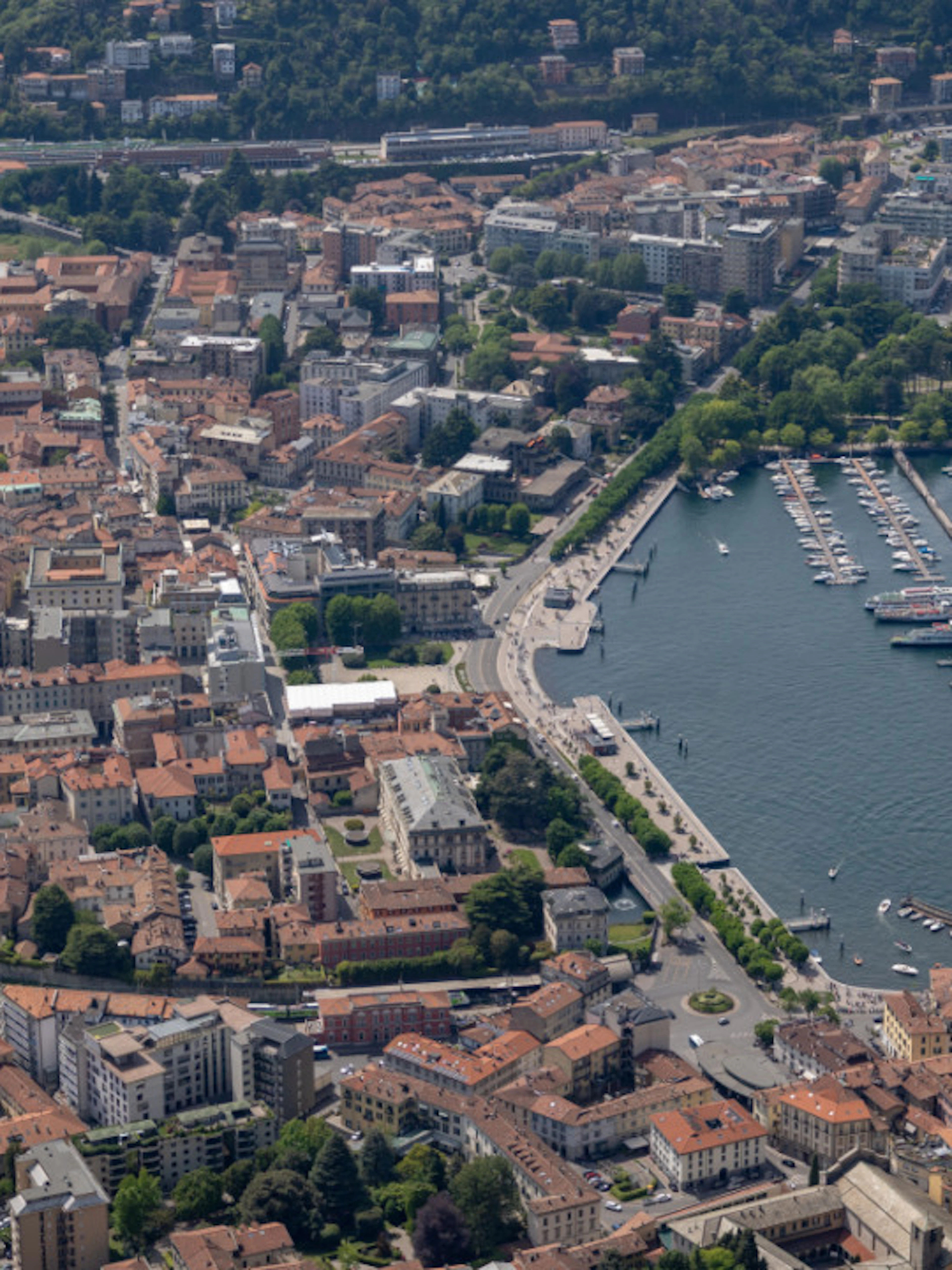 Una bimba di 9 anni scompare nel lago di Como