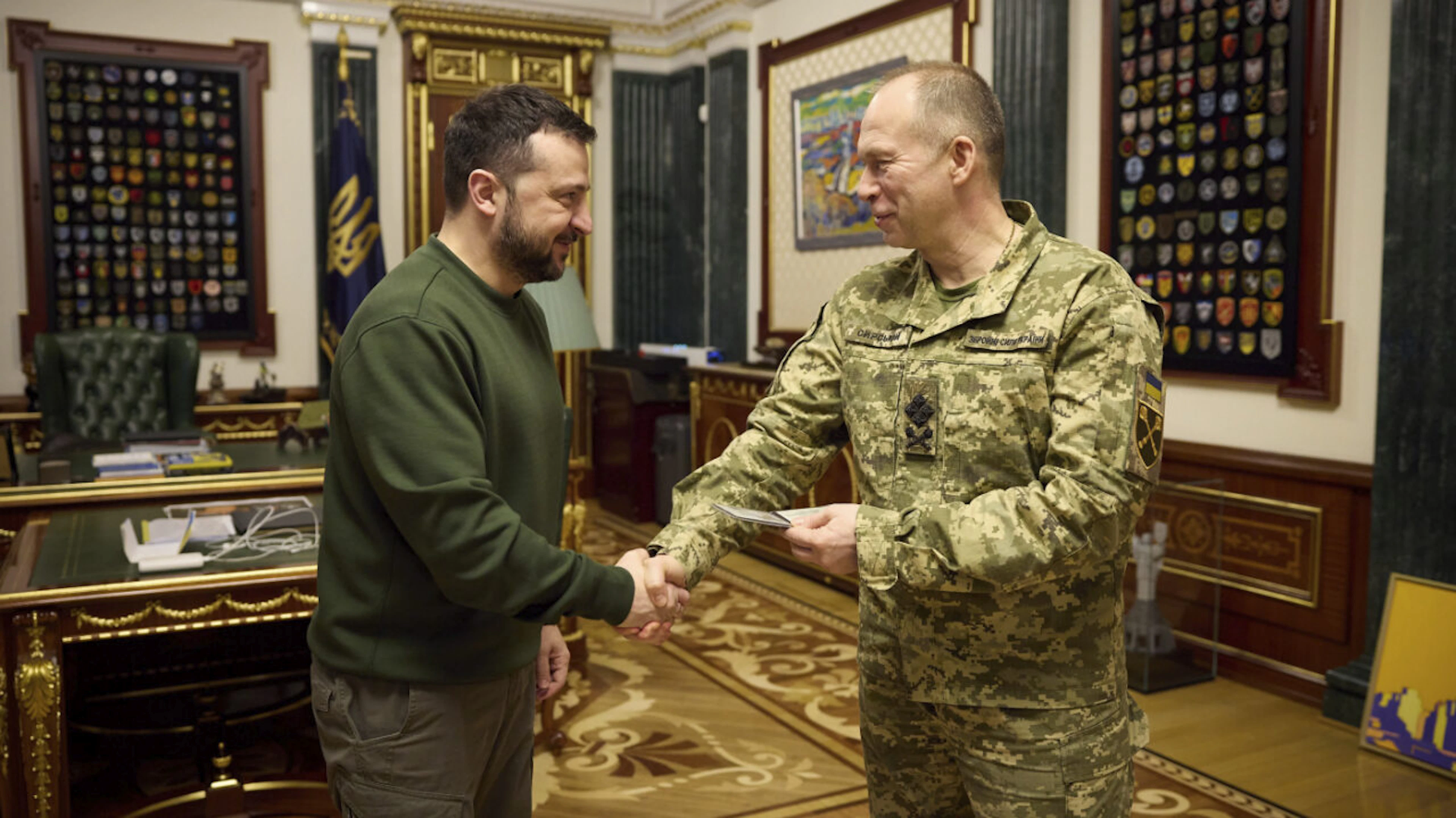 ARCHIV – Wolodymyr Selenskyj (l), Präsident der Ukraine, und Armeechef Olexander Syrskyj. Foto: Ukrainisches Präsidentialamt/Pool/Planet Pix via ZUMA Press Wire/dpa/Archivbild