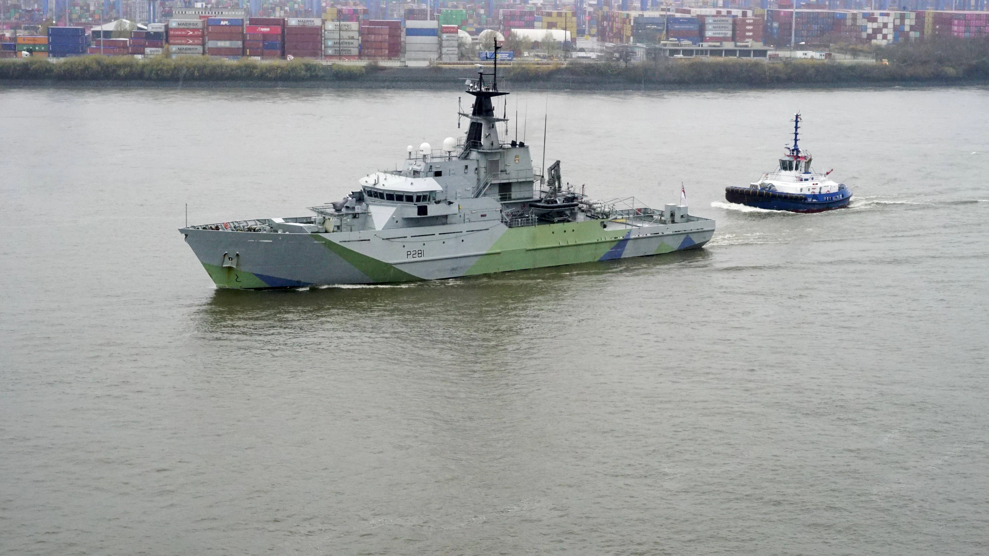 Un navire russe mène un exercice de tir réel dans la Manche