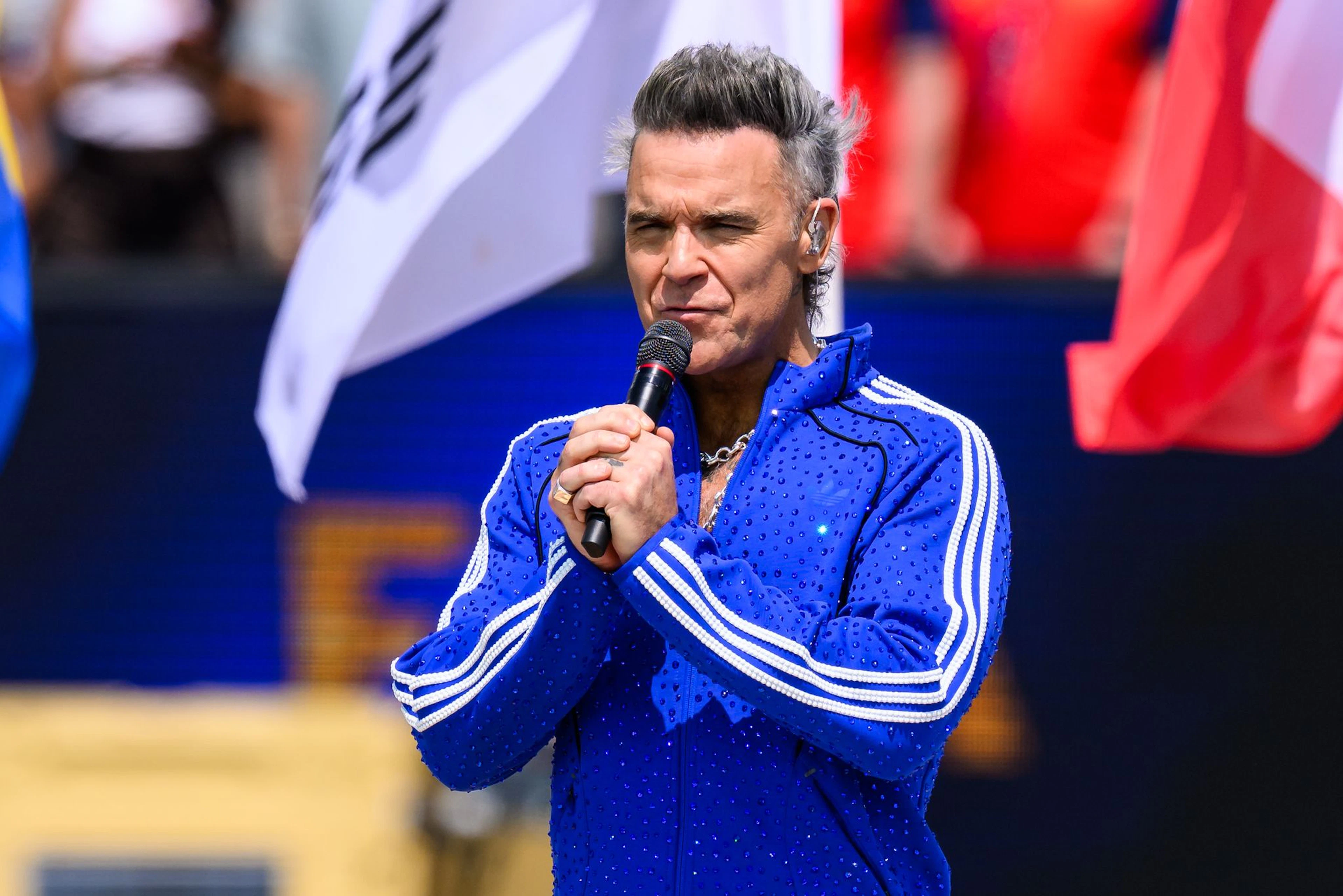 La pop star Robbie Williams si è unito all'improvviso alla tavola rotonda di Johannes B. Kerner e Laura Wontorra per commentare la finale dei Mondiali di calcio.