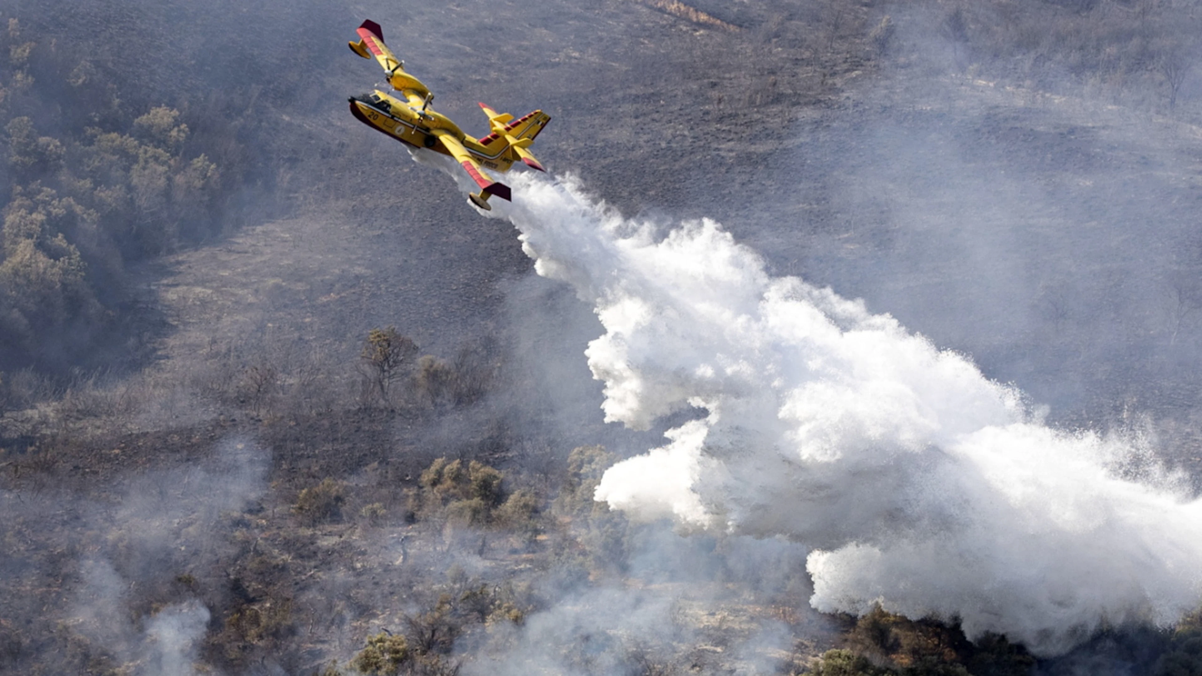 Un canadair in azione contro un incendio.