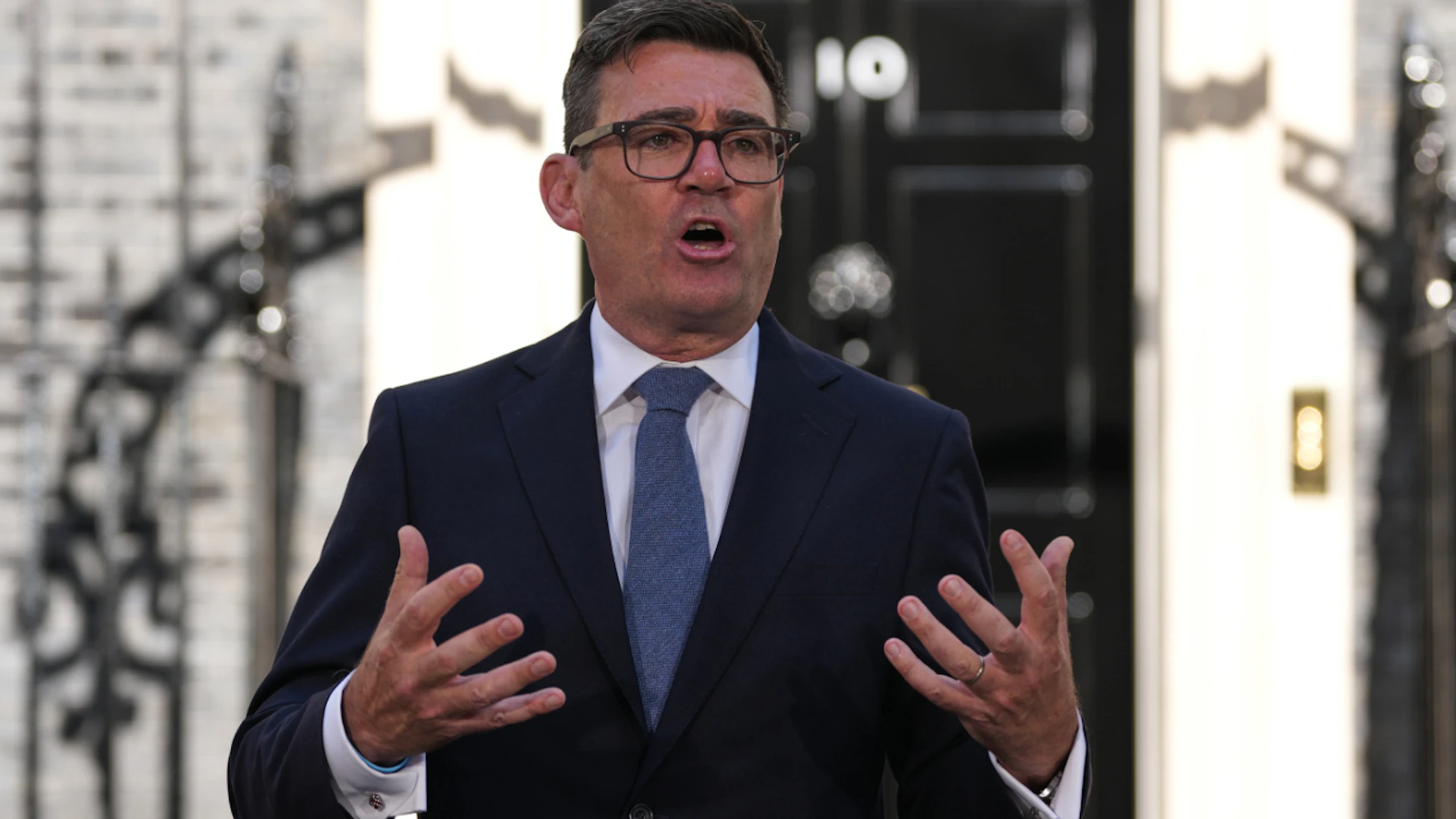 Der neue britische Premierminister Andy Burnham gibt ein Statement. Foto: Kirsty Wigglesworth/AP/dpa