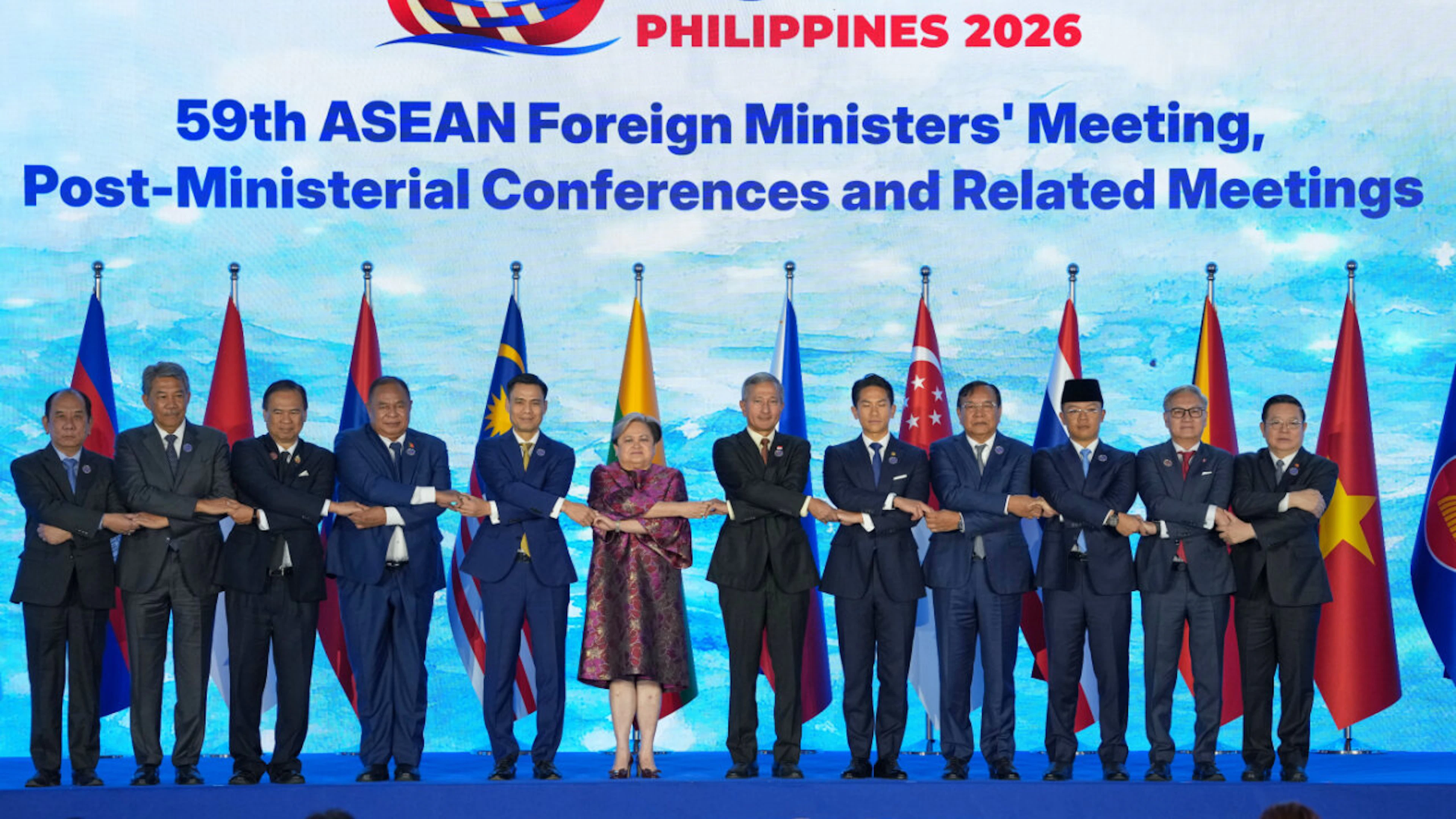 Hau Khan Sum (l-r), Staatssekretär von Myanmar, Mohamad Hasan, Aussenminister von Malaysia, Vijavat Isarabhakdi, stellvertretender Aussenminister von Thailand, Bendito dos Santos Freitas, Aussenminister von Osttimor, Dang Hoang Giang, stellvertretender Aussenminister von Vietnam, die philippinische Aussenministerin Theresa Lazaro, Singapurs Aussenminister Vivian Balakrishnan, Bruneis Aussenminister Prinz Abdul Mateen Bolkiah, Kambodschas Aussenminister Prak Sokhonn, Indonesiens Aussenminister Sugiono, Laos' Aussenminister Thongsavanh Phomvihane und der ASEAN-Generalsekretär Kao Kim Hourn halten sich während eines Gruppenfotos bei der Eröffnungszeremonie des ASEAN-Aussenministertreffens im Philippine International Convention Center in Pasay City, Philippinen, an den Händen. Foto: Aaron Favila/AP/dpa