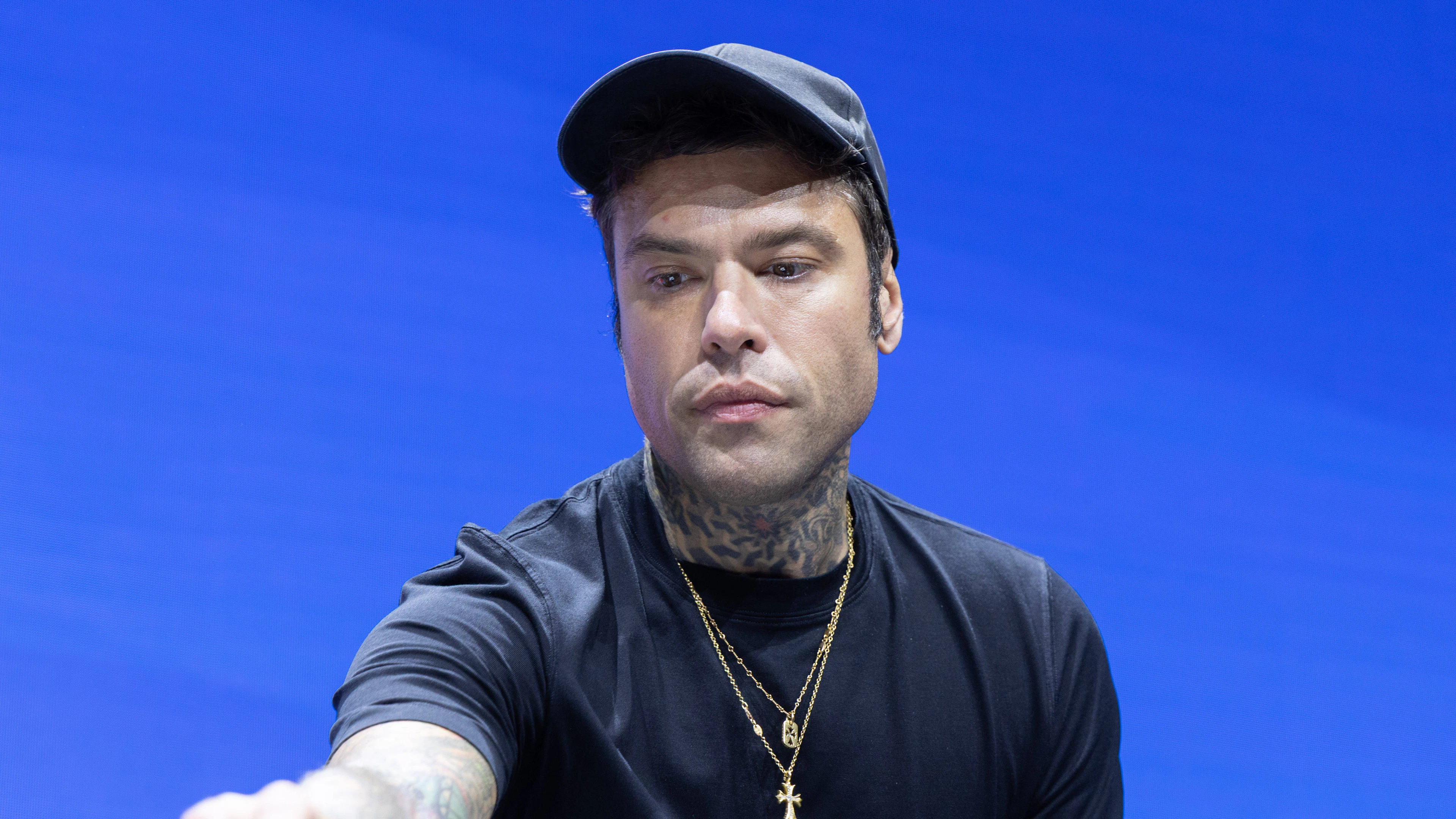 Fedez portato in ambulanza all'ospedale, ecco cos'è successo