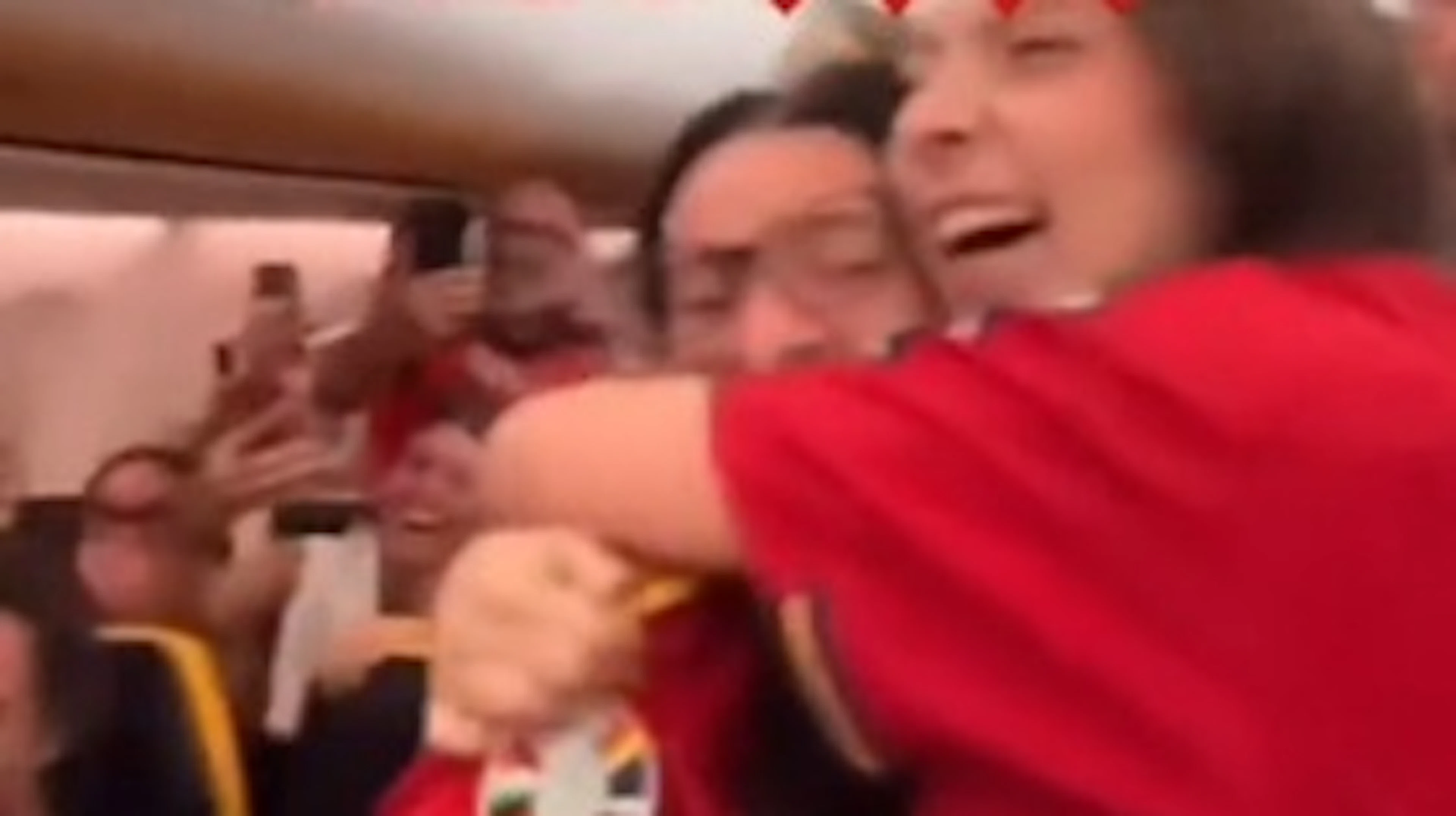 Pilota annuncia la vittoria della Spagna in volo, esplode la festa a bordo. Un altro fa invece un brutto scherzo...