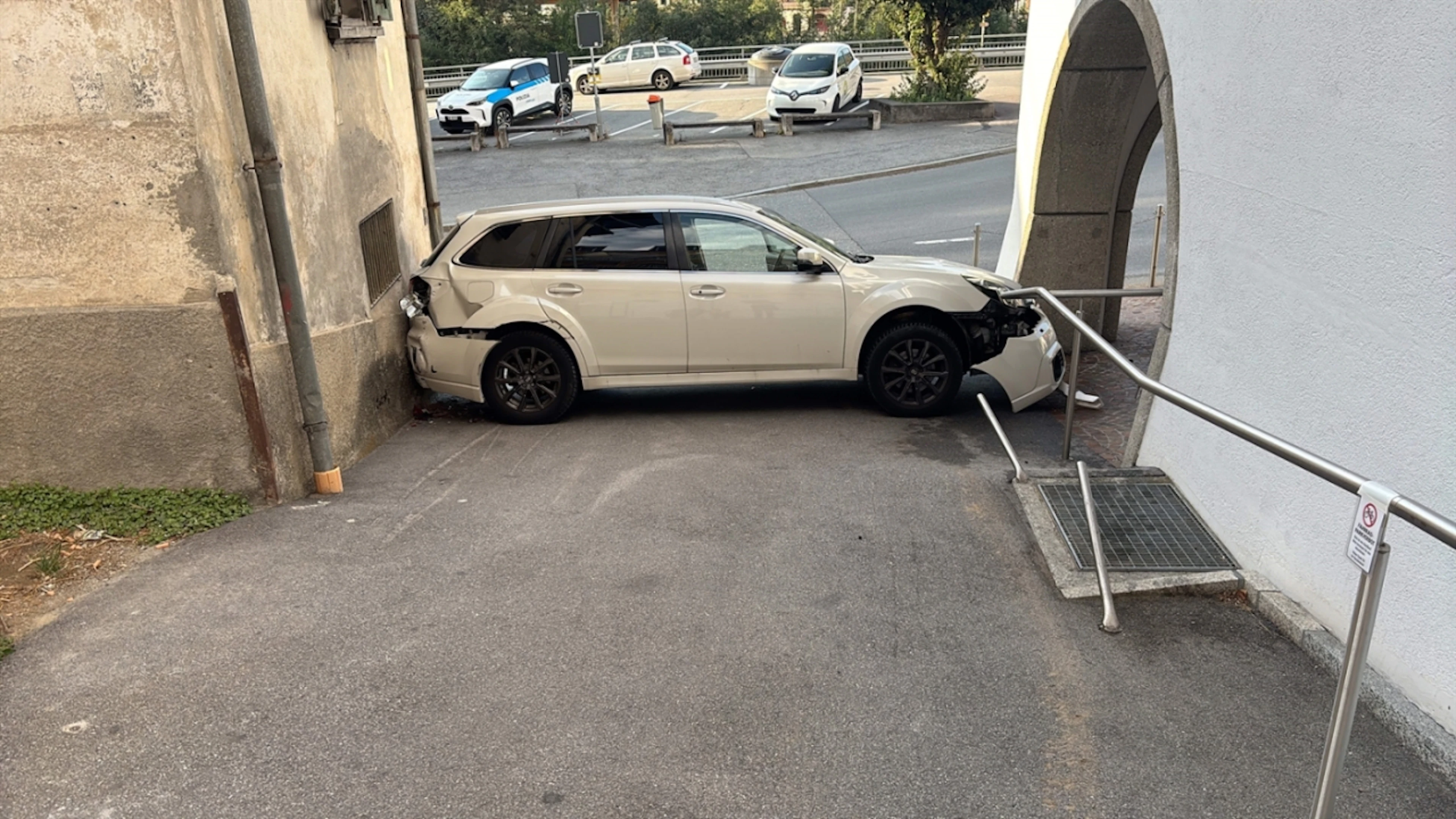 Anziano si incastra con l'automobile tra due case a Ilanz
