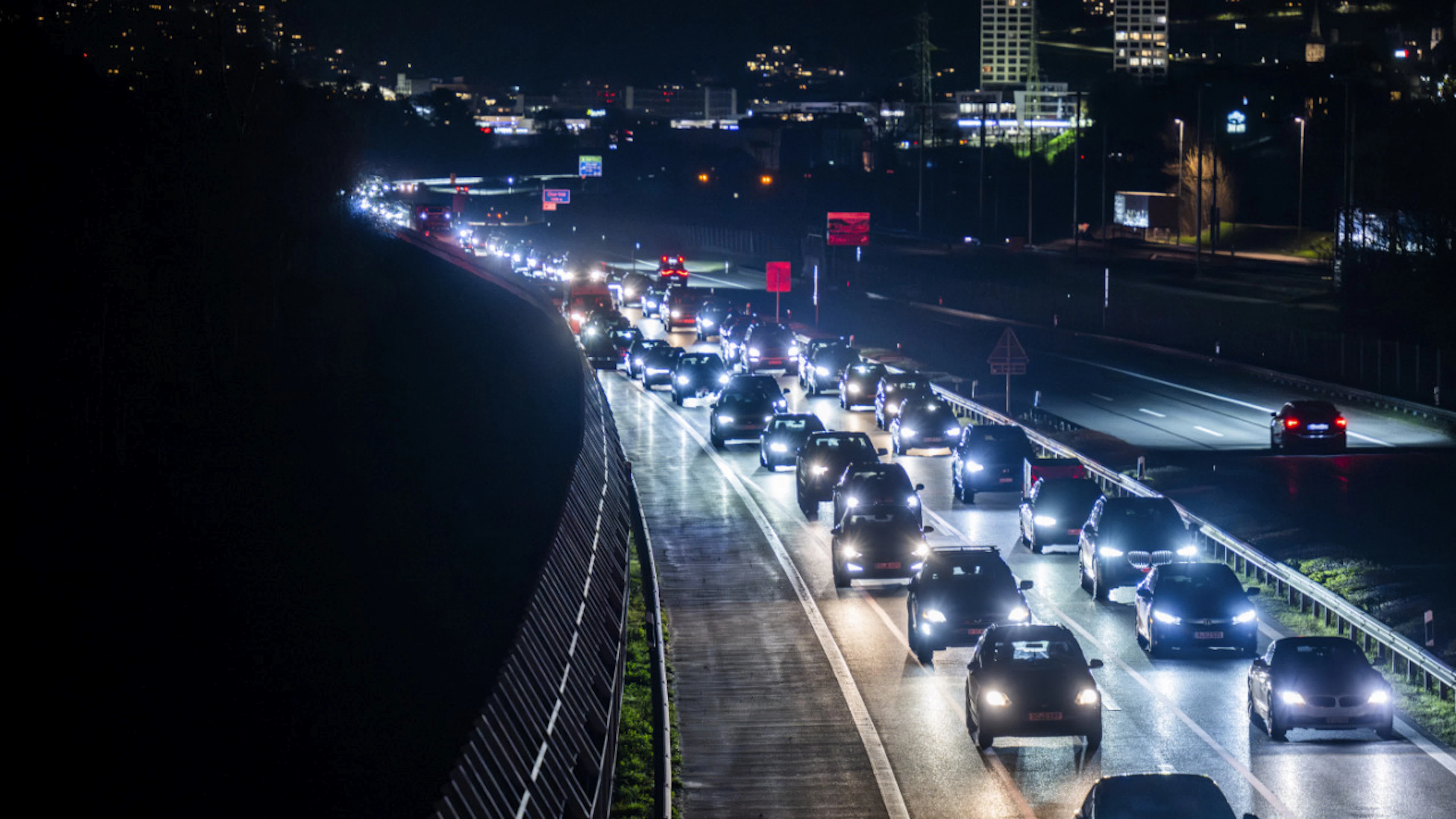 Il traffico di sviamento nei paesi adiacenti all'A13 nei Grigioni farà discutere nella prossima sessione del Gran Consiglio retico. L'UDC ha inoltrato un incarico e non è contento della risposta del Governo.