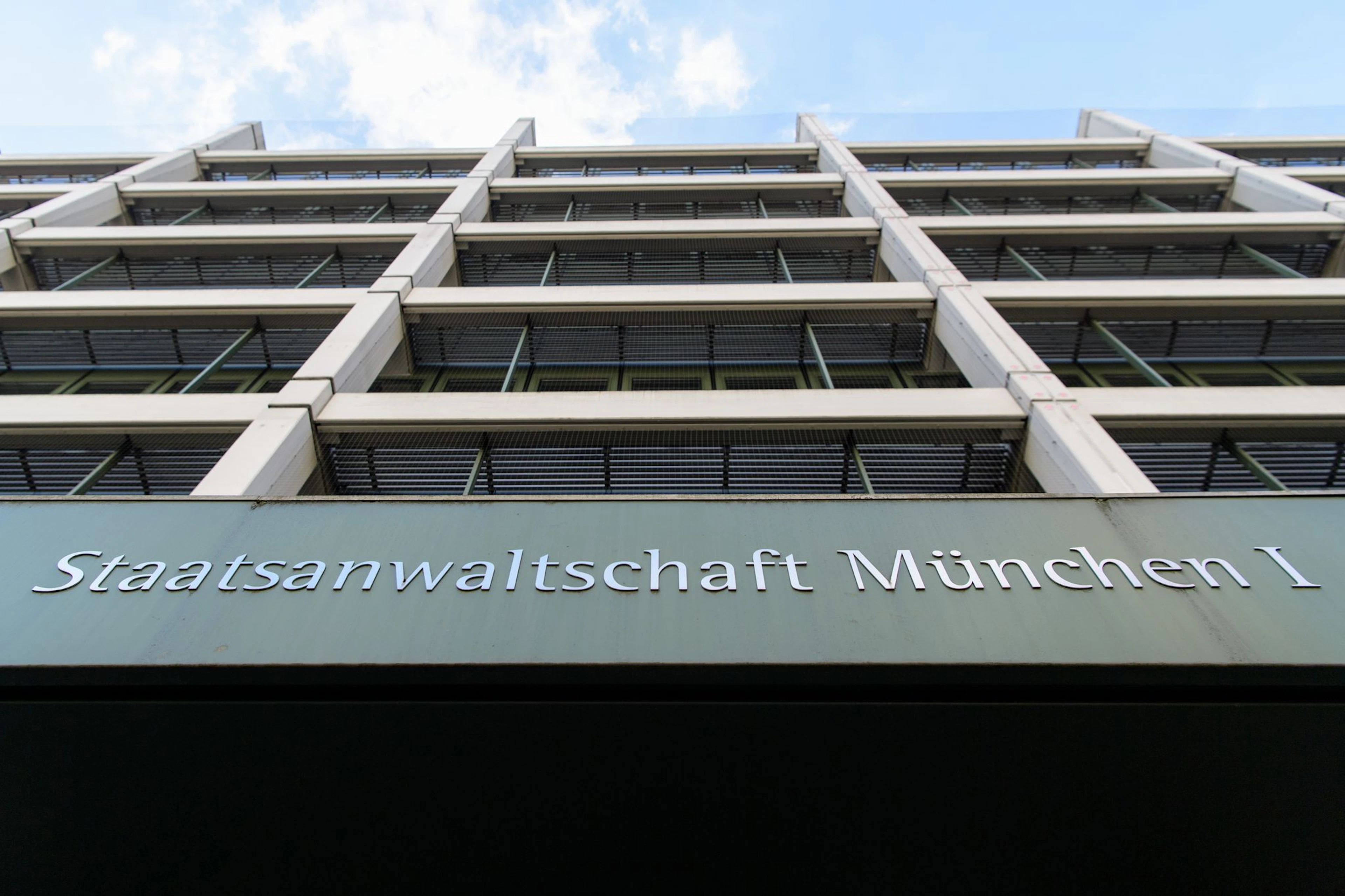 Auf Antrag der Staatsanwaltschaft München sind in Rumänien Verdächtige festgenommen worden, die in Deutschland einen Menschen zu einer Nierenspende gezwungen haben sollen.