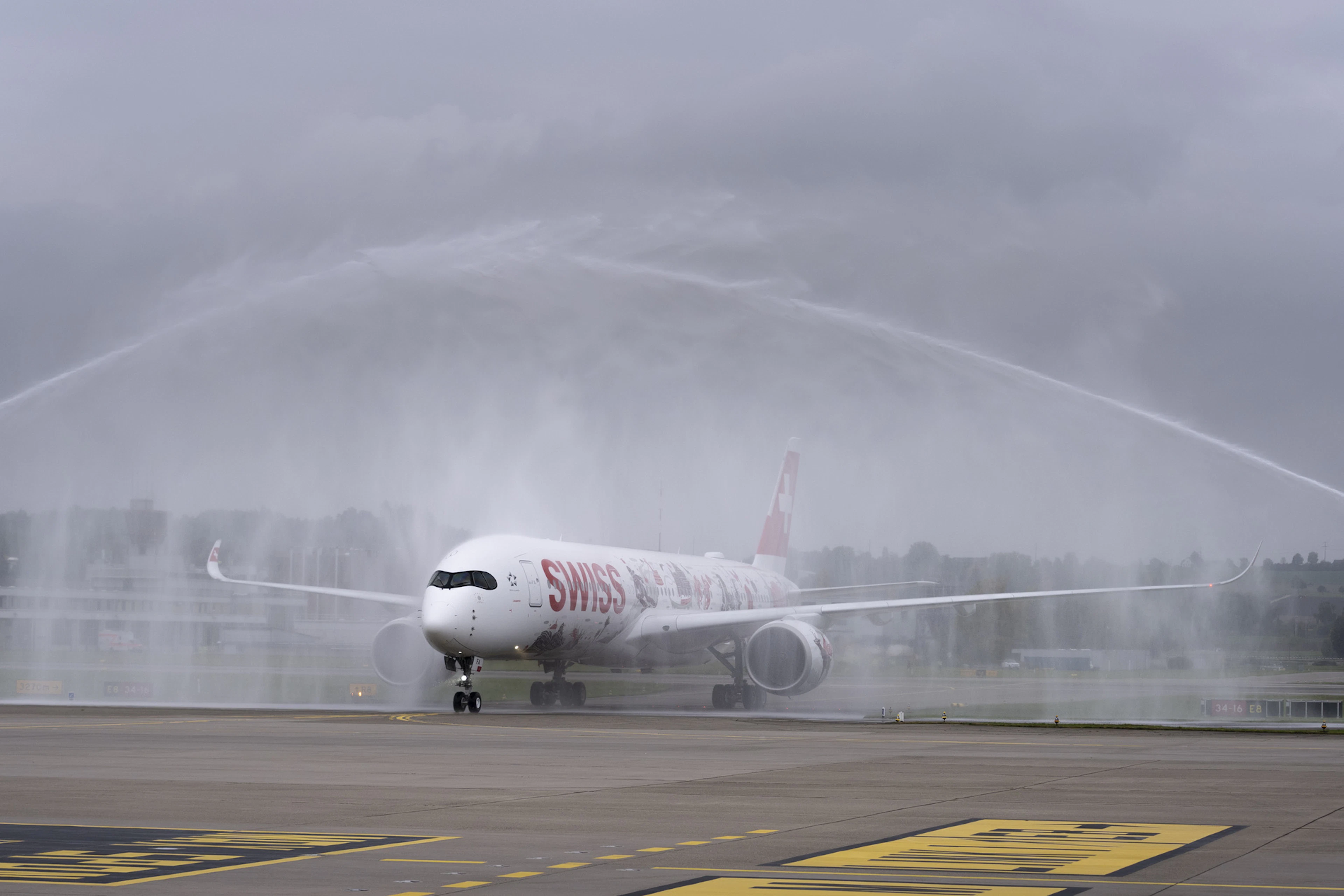 Der neue Airbus A350 der Swiss wurde am 9. Oktober 2025 nach seinem Flug aus Toulouse am Flughafen Zürich mit einem Wasserbogen durch die Flughafenfeuerwehr begrüsst.