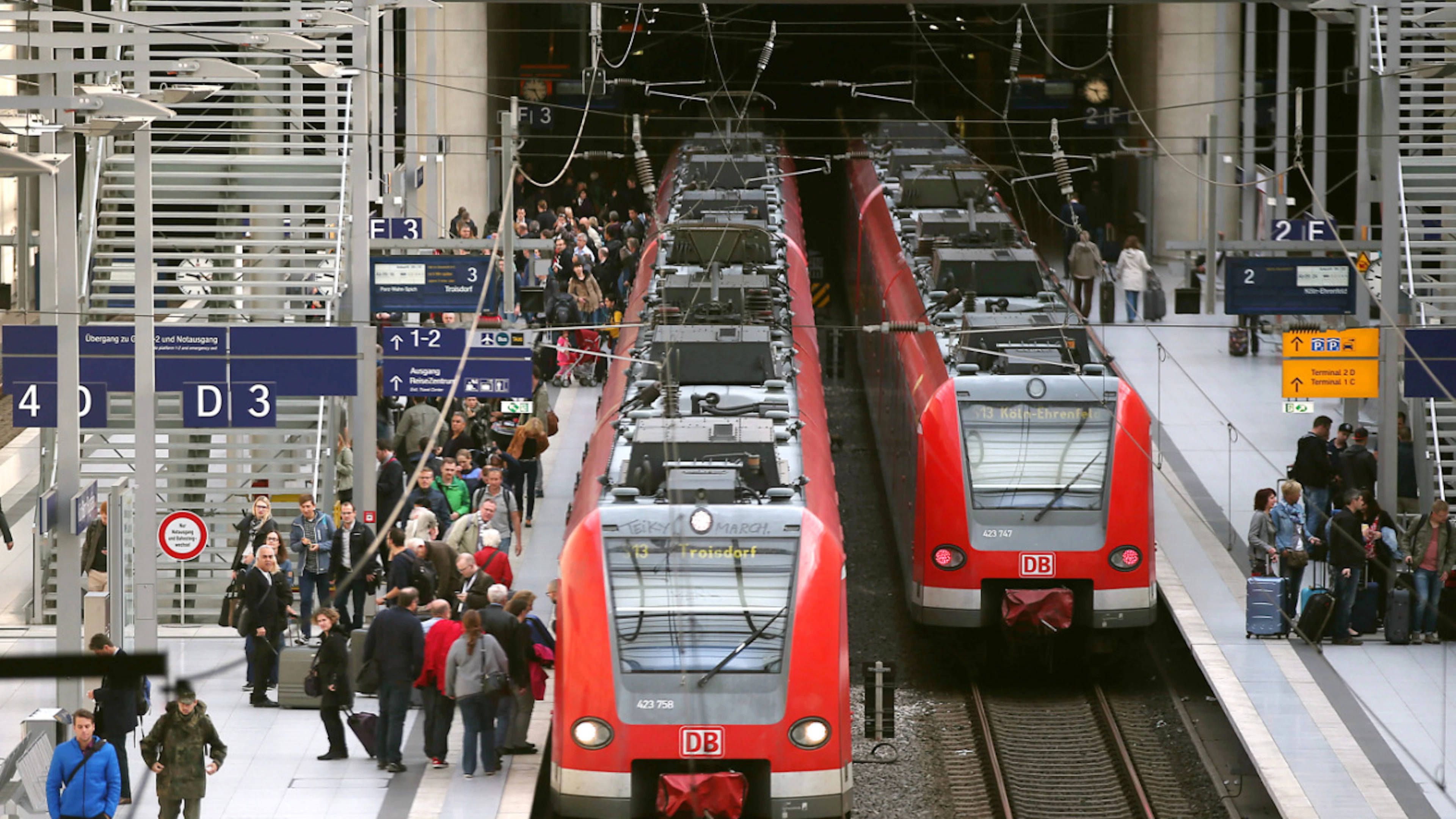 Die Deutsche Bahn verspricht sich von einem Alkoholverbot mehr Sicherheit. (Archivbild)
