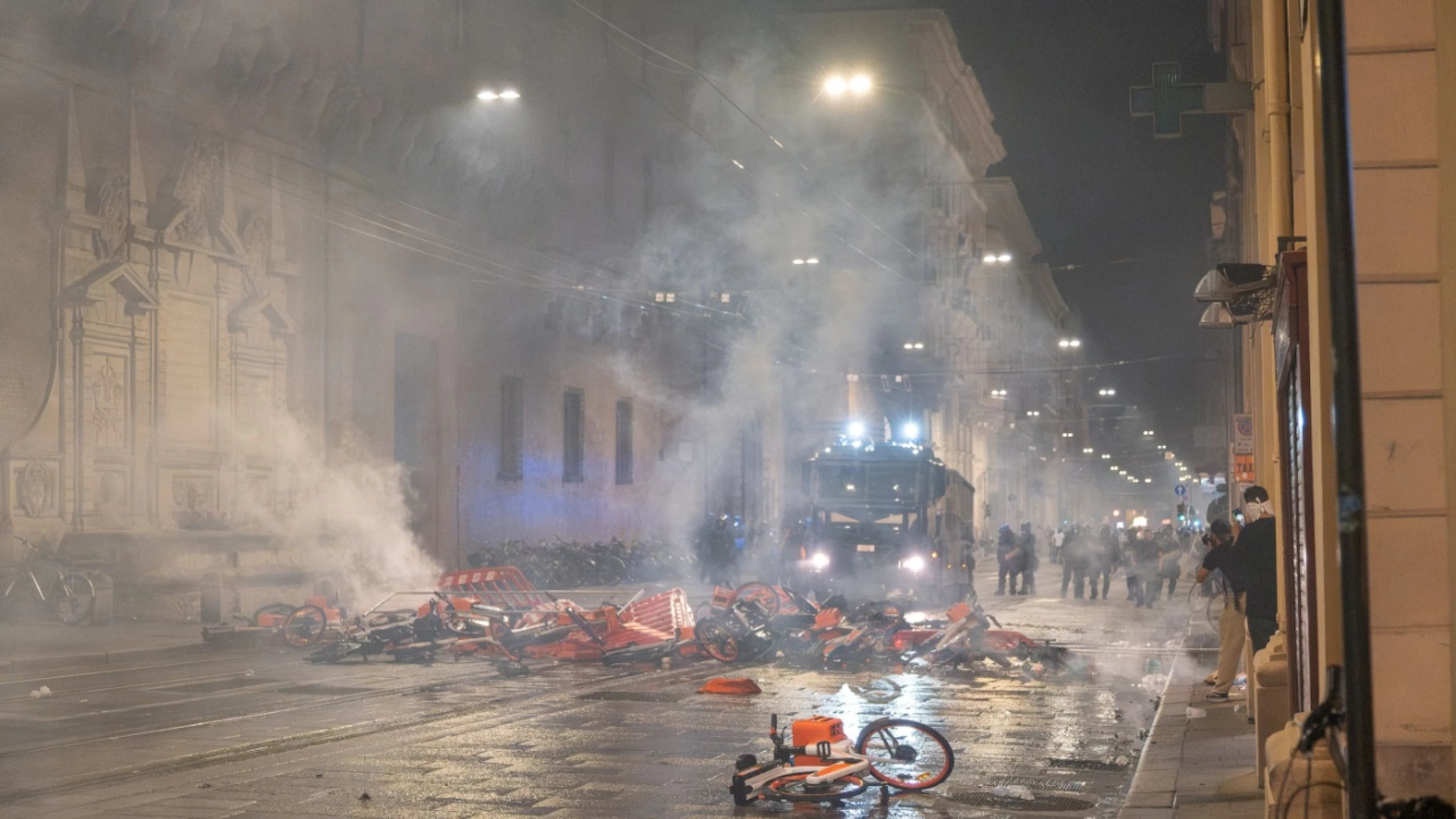 Following a peaceful rally organized by the mayor of Bologna and the family of Abderrahim Fakir—a 43-year-old Italian of Moroccan descent who died during a police arrest—clashes broke out between demonstrators and the police. Photo: Leonardo Garavaglia/JNA via ZUMA Press Wire/dpa