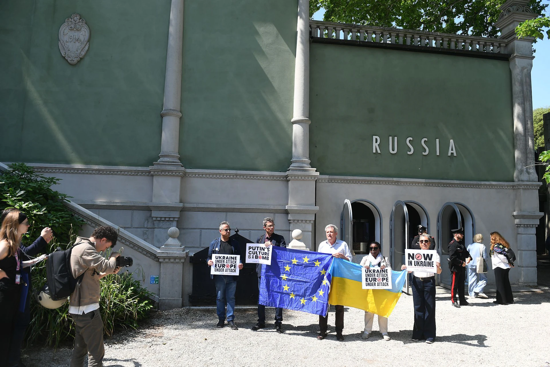 Demonstranten erinnern im Mai vor dem russischen Pavillon an den Angriffskrieg Russlands gegen die Ukraine. (Archivbild)