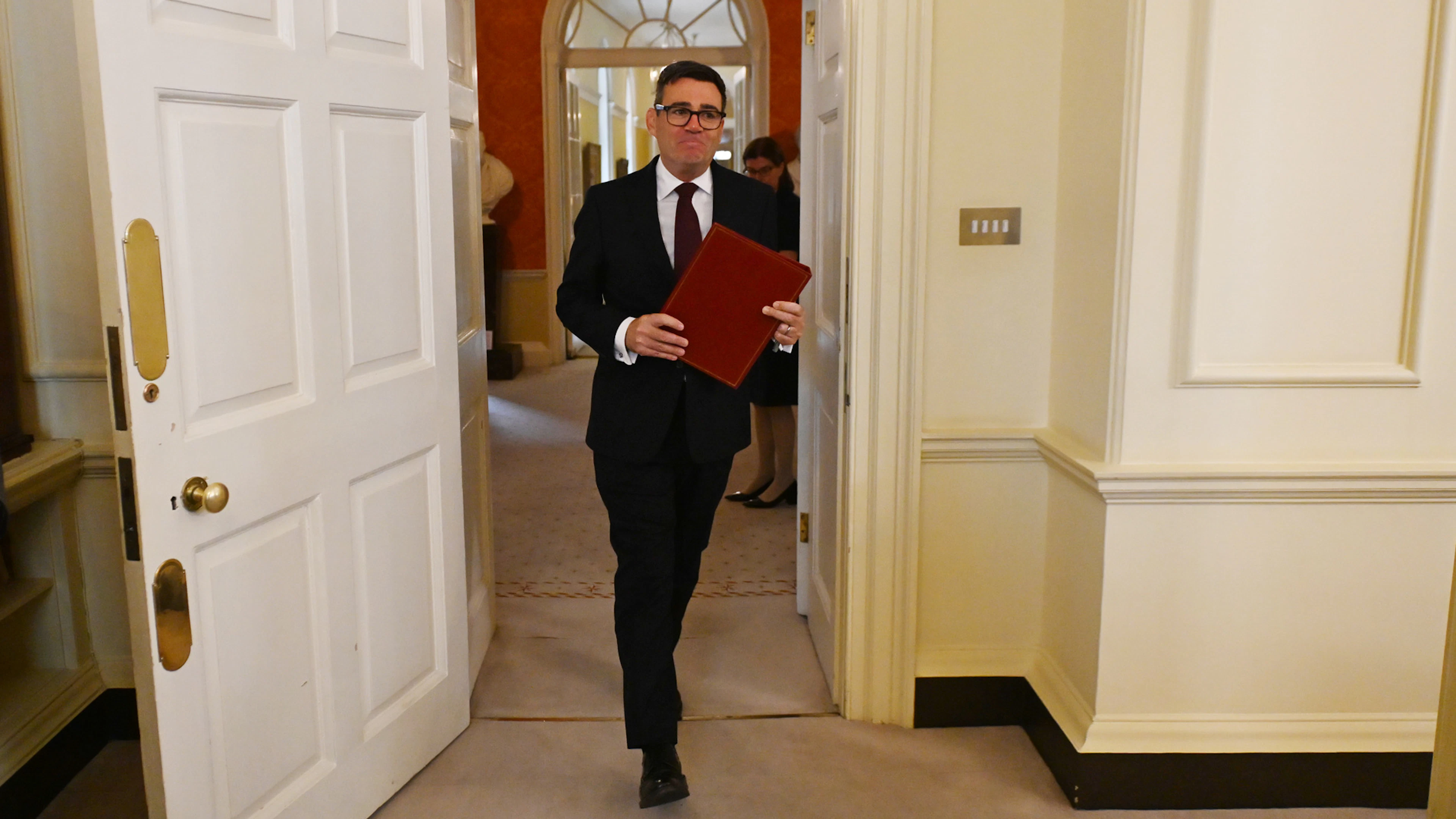 I primi passi del governo Burnham, basta IVA sulle bollette dell'elettricità